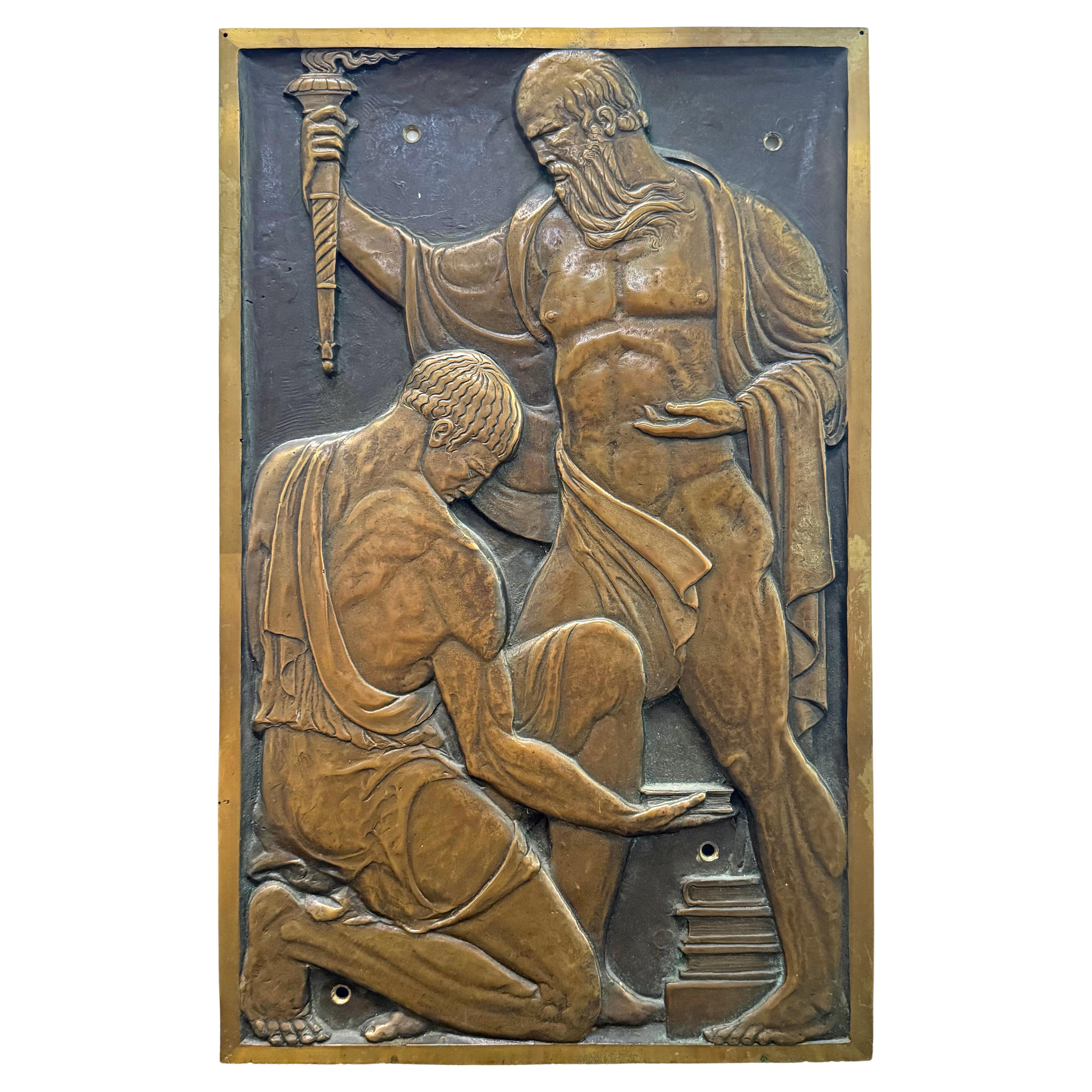 "Conoscenza e apprendimento", rilievo allegorico in bronzo Art Deco con nudi maschili in vendita