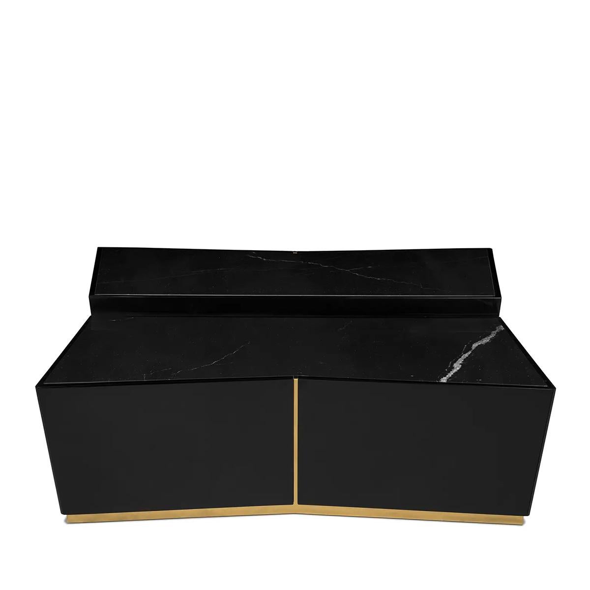 Table basse Knox avec structure en bois laqué noir,
avec 4 tiroirs. Table basse avec plateaux en marbre noir en finition polie.
Base et bords en laiton massif poli.
