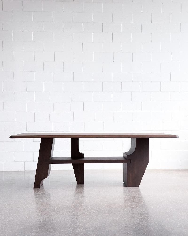 La Mesa de Comedor Knox es una juguetona mesa de tres patas que funciona de forma similar a una mesa con pedestal.  Cada una de las tres patas está unida por un ancho travesaño central que actúa como soporte estructural, pero que también puede