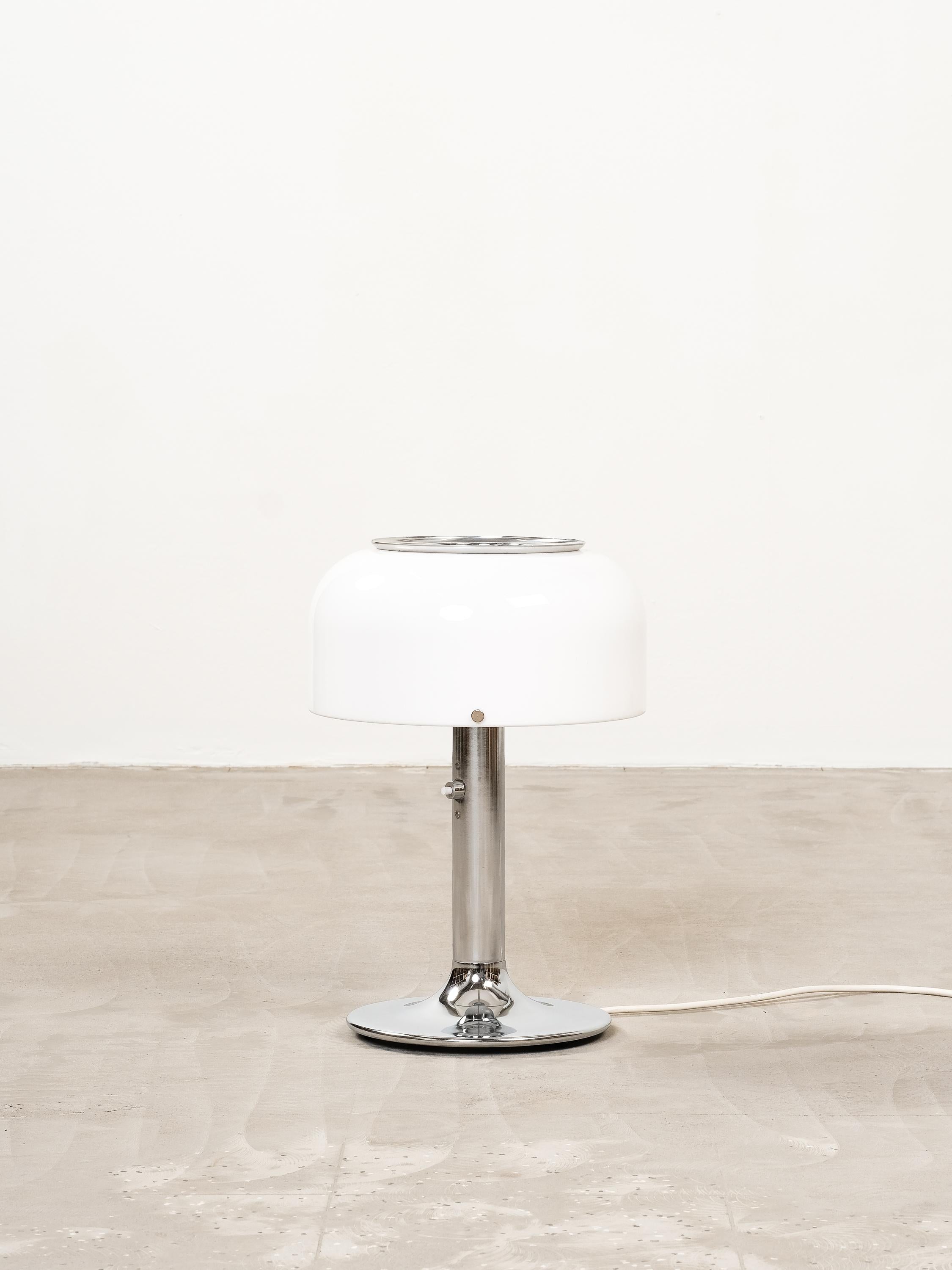 'Knubbling' table lamp designed by Anders Pehrson. Manufactured at Ateljé Lyktan, Åhus, Sweden.
Chromed metal foot and round plastic shade.