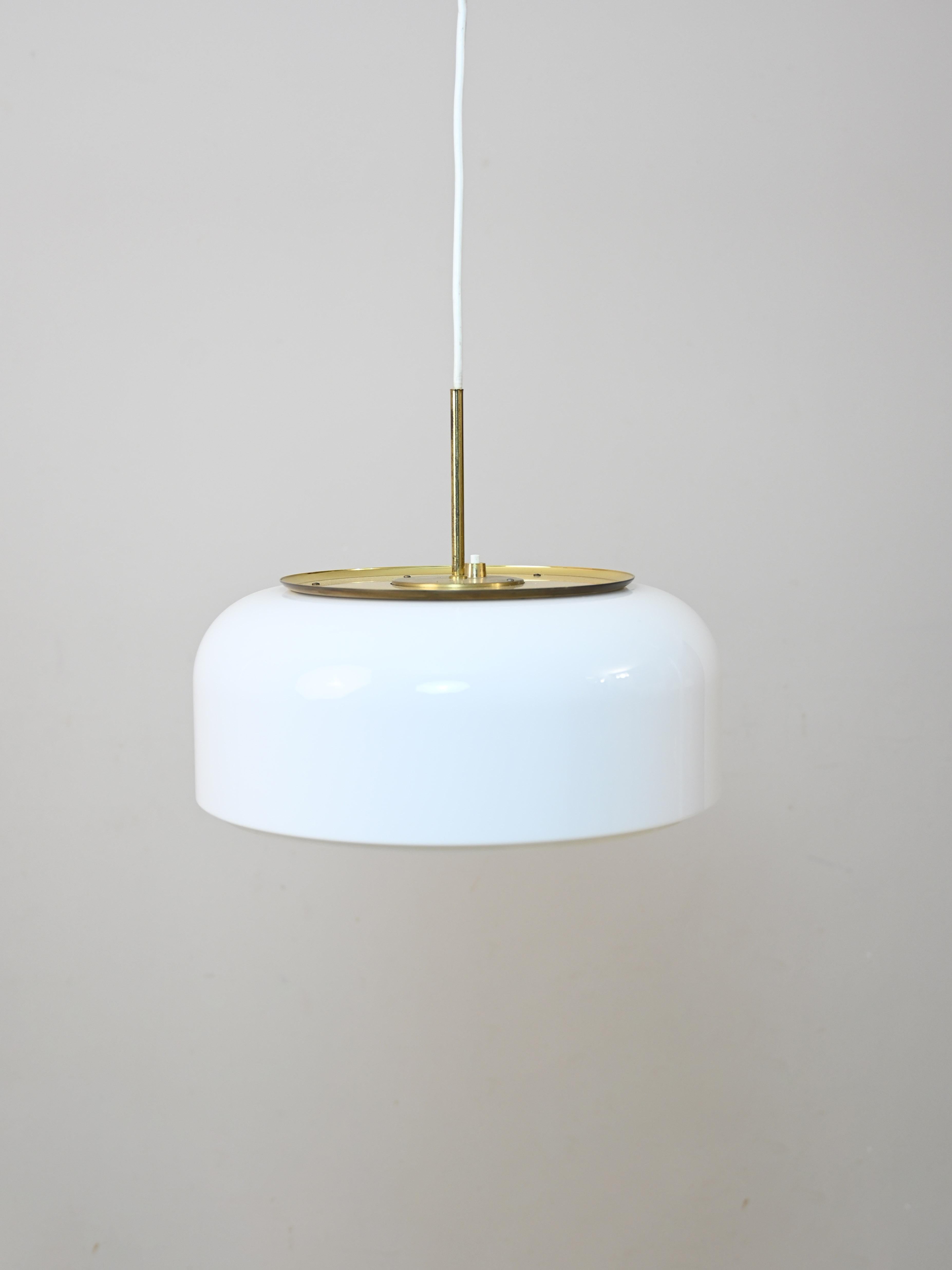 Vintage metal lamp designed by Anders Pehrson for the Swedish factory Ateljé Lyktan in the 1970s. 
Consists of a shade made of gold-plated metal and white-colored hard plastic. 
Ideal for hanging above the dining table to give a modern look in