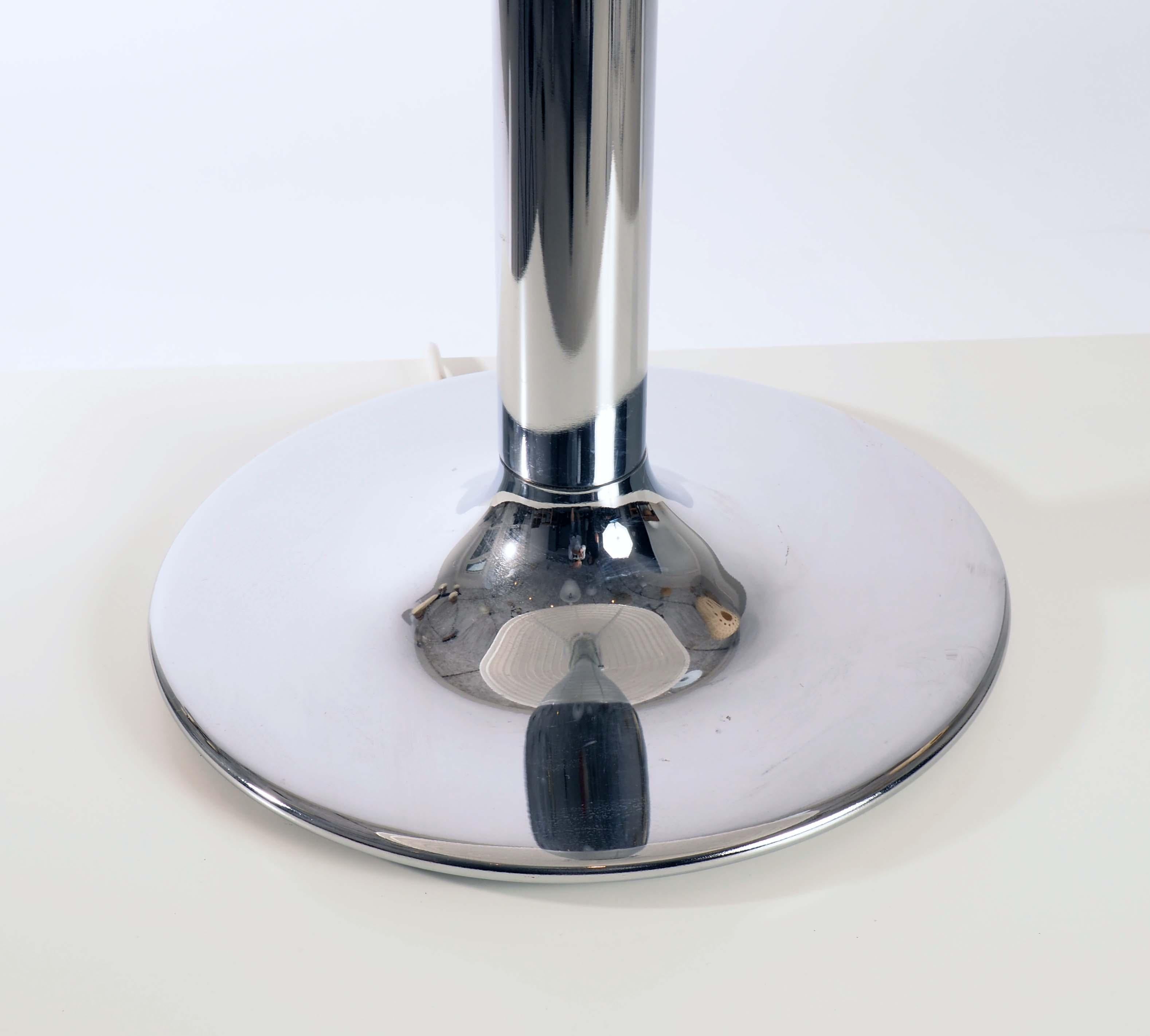 „Knubbling“-Tischleuchte aus verchromtem Metall und Kunststoff von Anders Pehrson, Schweden. (Schwedisch) im Angebot