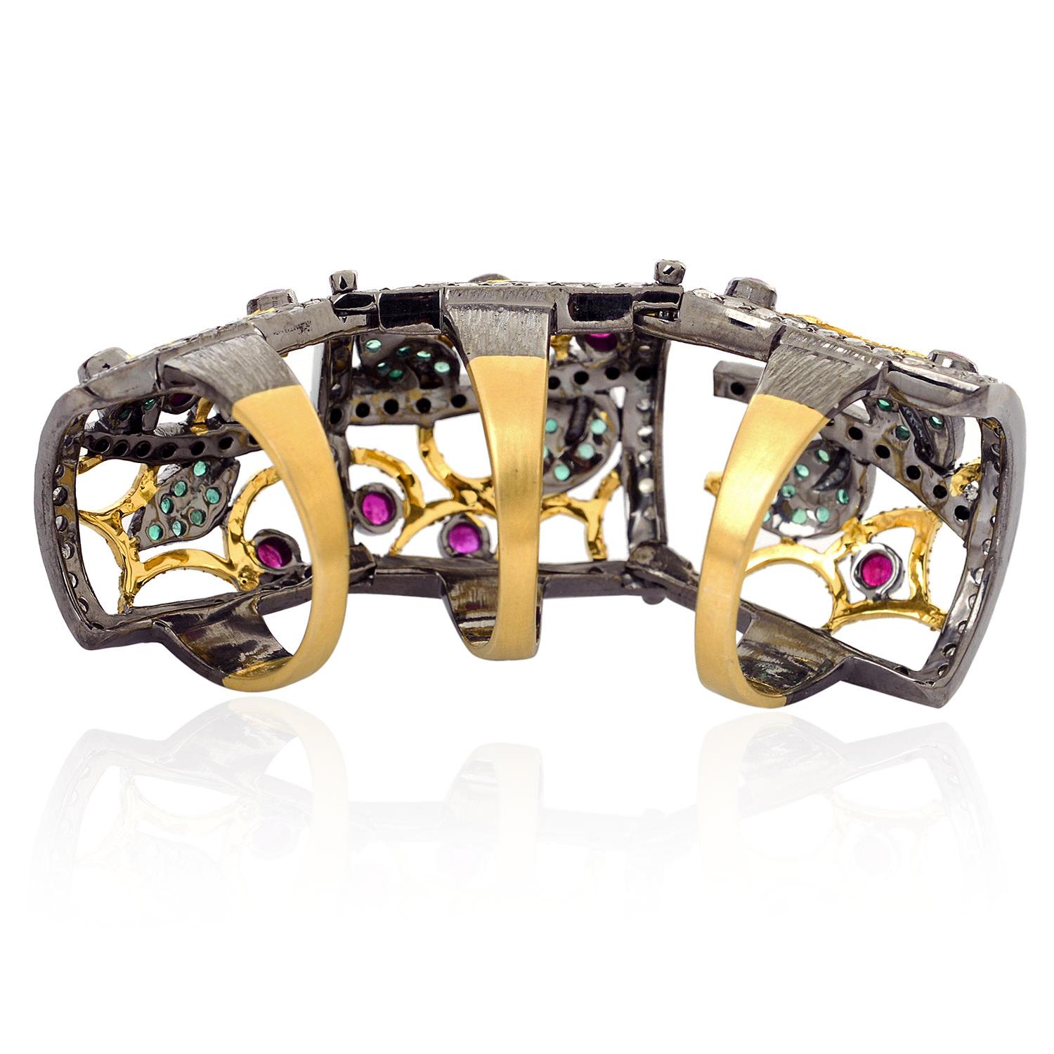 18k:7.04g,
Diamond:2.05ct,
Silver:9.46gm,
Emerald:0.51ct,
Ruby:0.90ct,
Dimensioni: 22X17X56MM