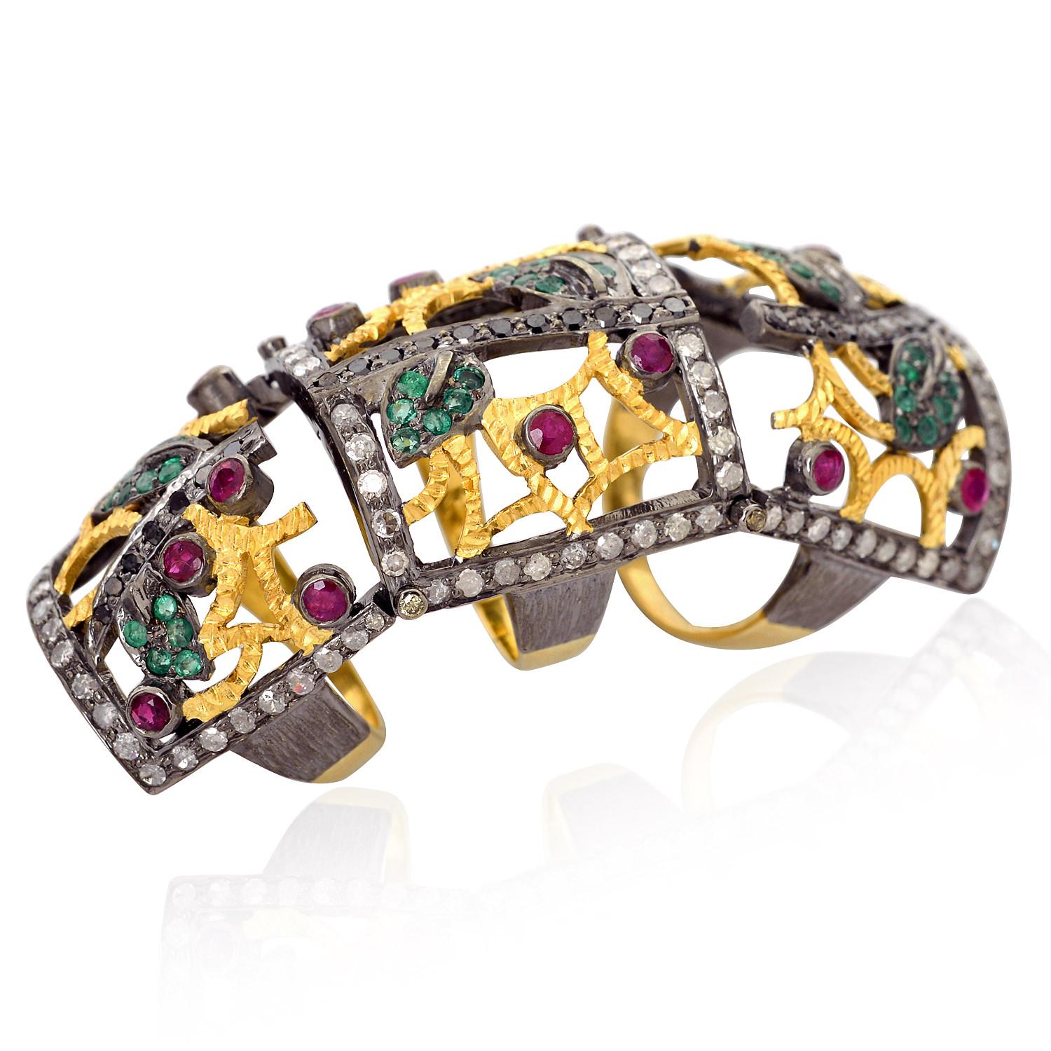 Artigiano Anello a nocche con incastonatura di rubini, smeraldi e diamanti in oro e argento 18k in vendita