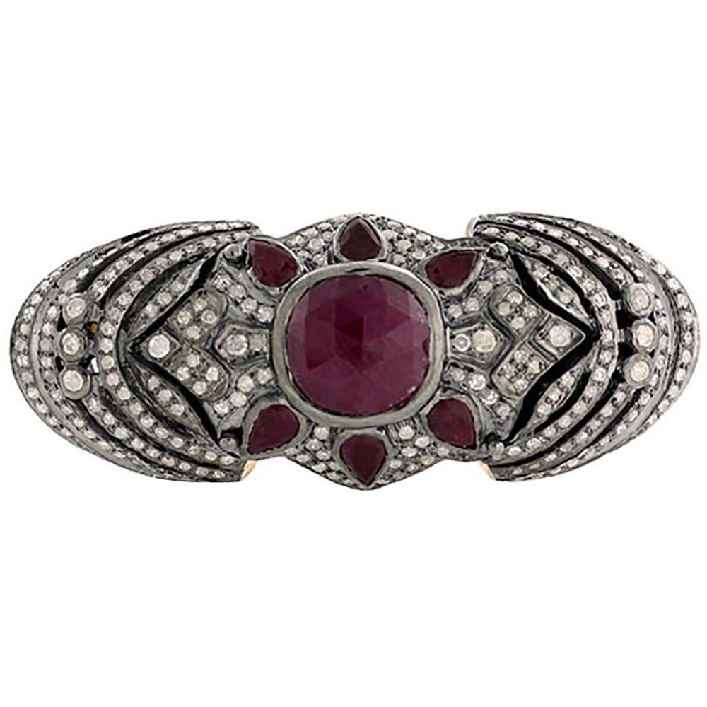 Knuckle-Ring mit Rubin in der Mitte und Pavé-Diamanten aus 18 Karat Gold und Silber