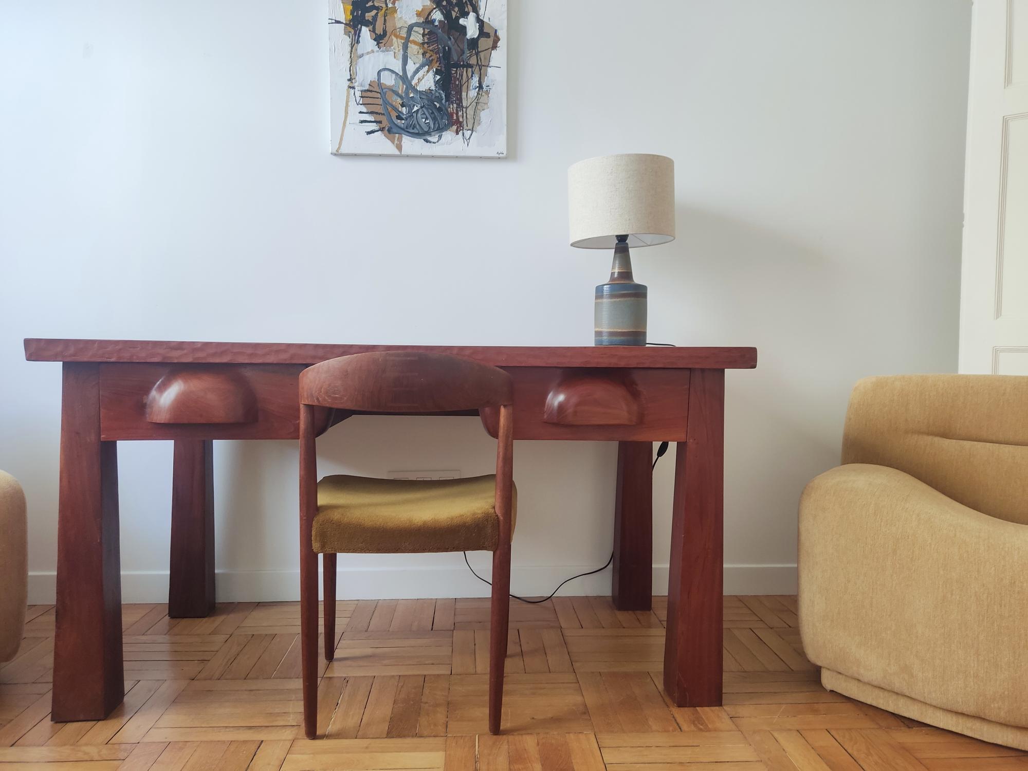 Chaise danoise de Knud Andersen pour A.C.A. Jensen.

Bois de teck avec de belles finitions sur le dossier.
Assise retapissée dans un épais velours brun/vert.
Circa 1960