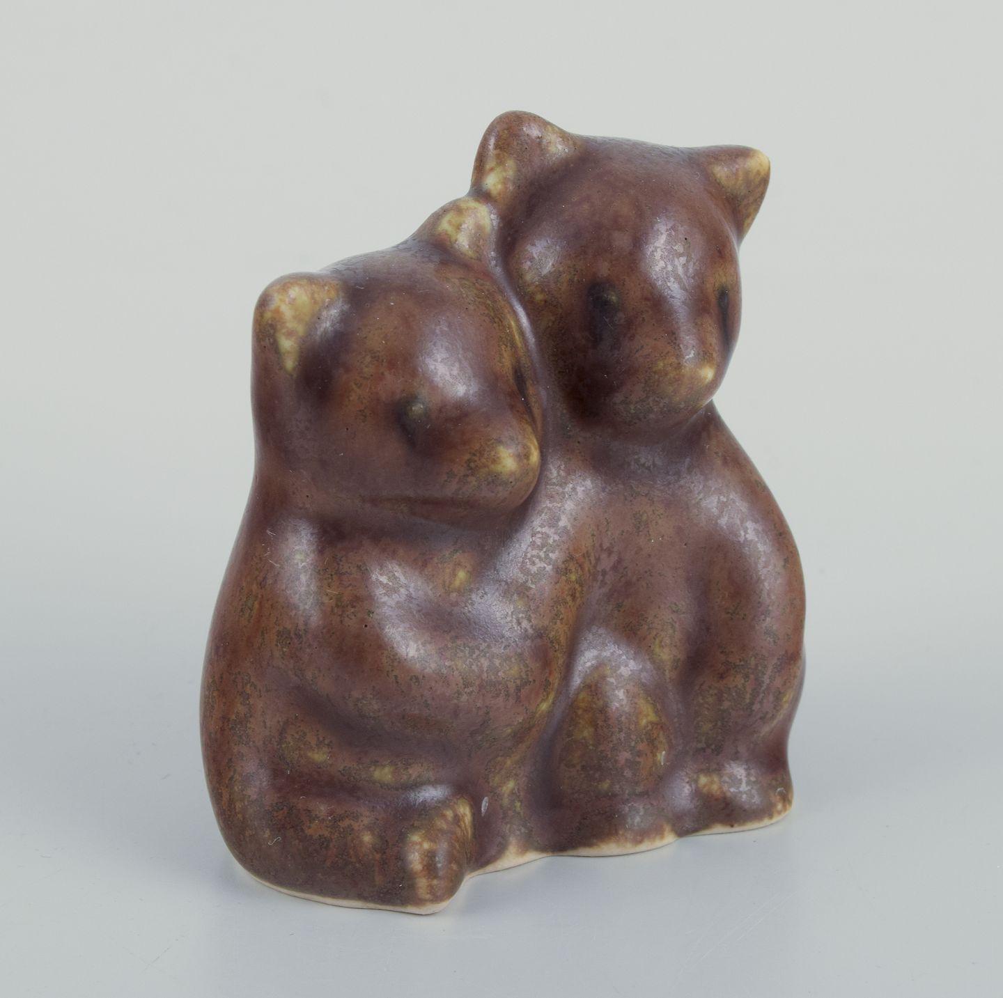 I prodotti usati sono esenti da dazi all'importazione per i clienti statunitensi. 
Pertanto, al tuo acquisto non saranno applicate tariffe di importazione.

Knud Basse, Bornholm.
Piccola figura in ceramica di due cuccioli di orso.
Smaltato a