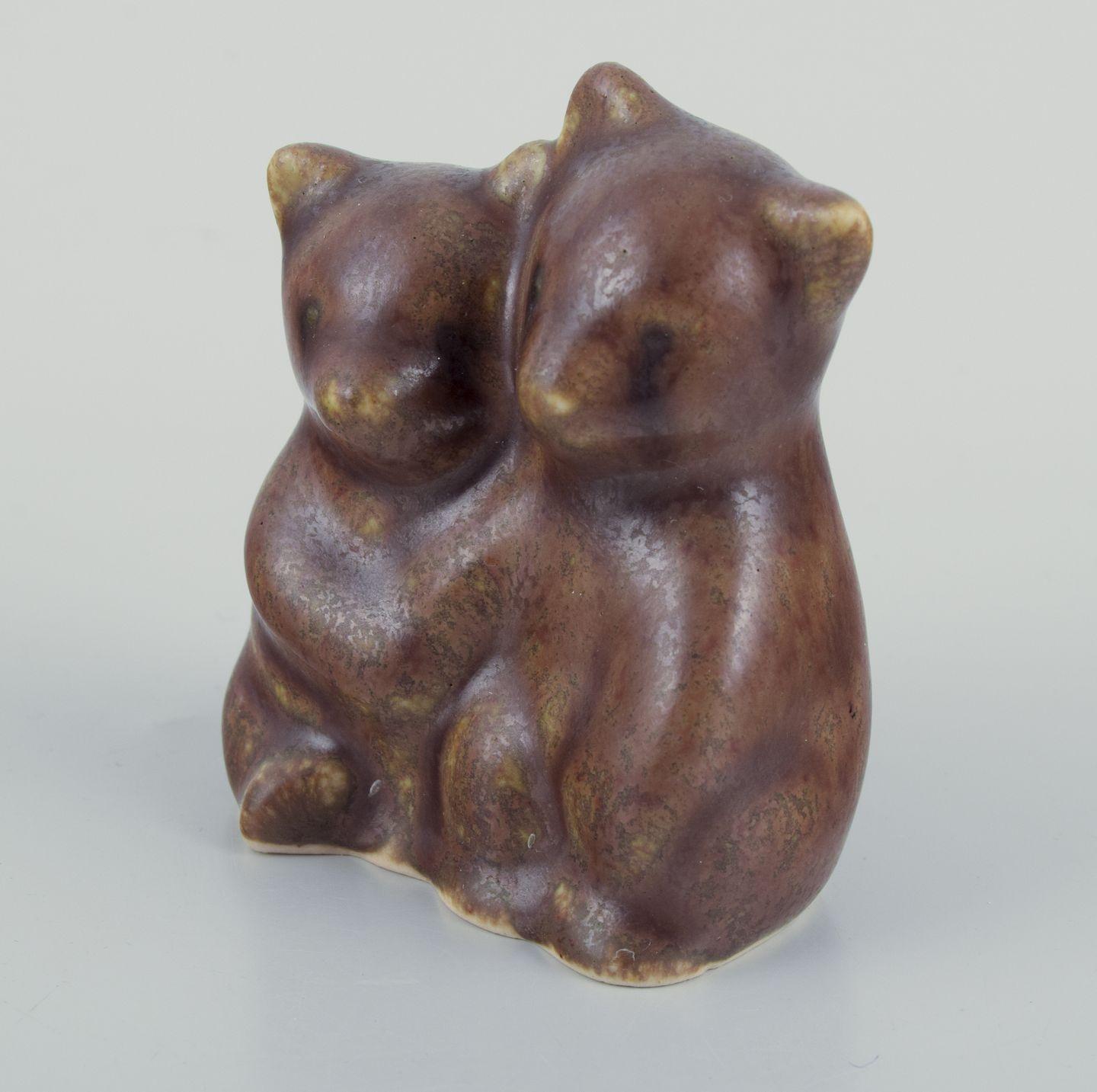 Danese Knud Basse, Bornholm. Piccola figura in ceramica di due cuccioli di orso. in vendita