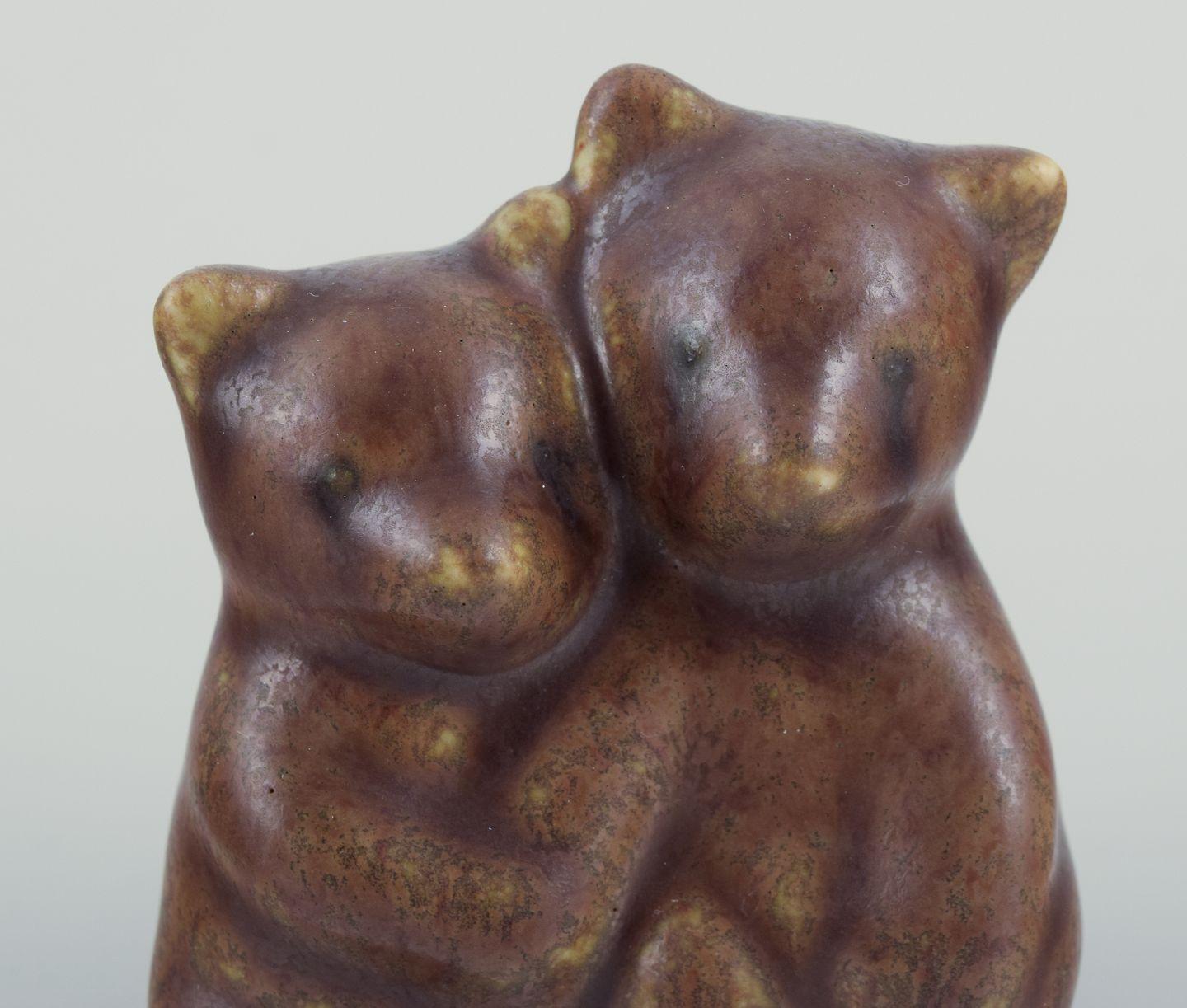 Smaltato Knud Basse, Bornholm. Piccola figura in ceramica di due cuccioli di orso. in vendita