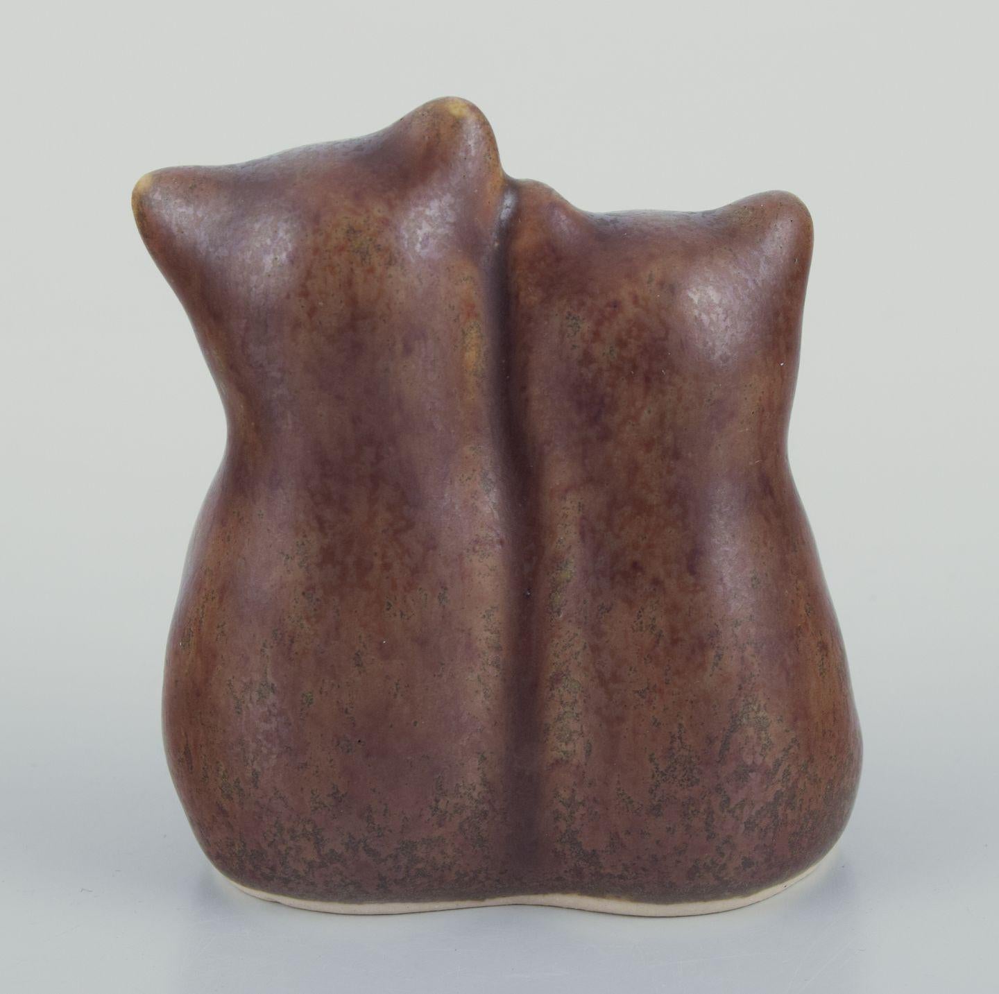 Knud Basse, Bornholm. Piccola figura in ceramica di due cuccioli di orso. In condizioni ottime in vendita a Copenhagen, DK