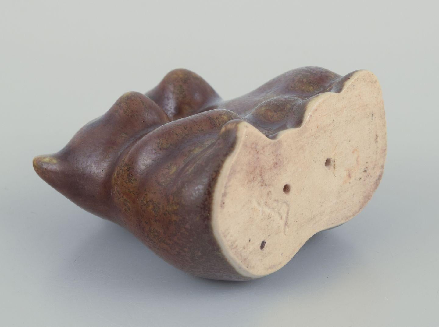 Metà XX secolo Knud Basse, Bornholm. Piccola figura in ceramica di due cuccioli di orso. in vendita