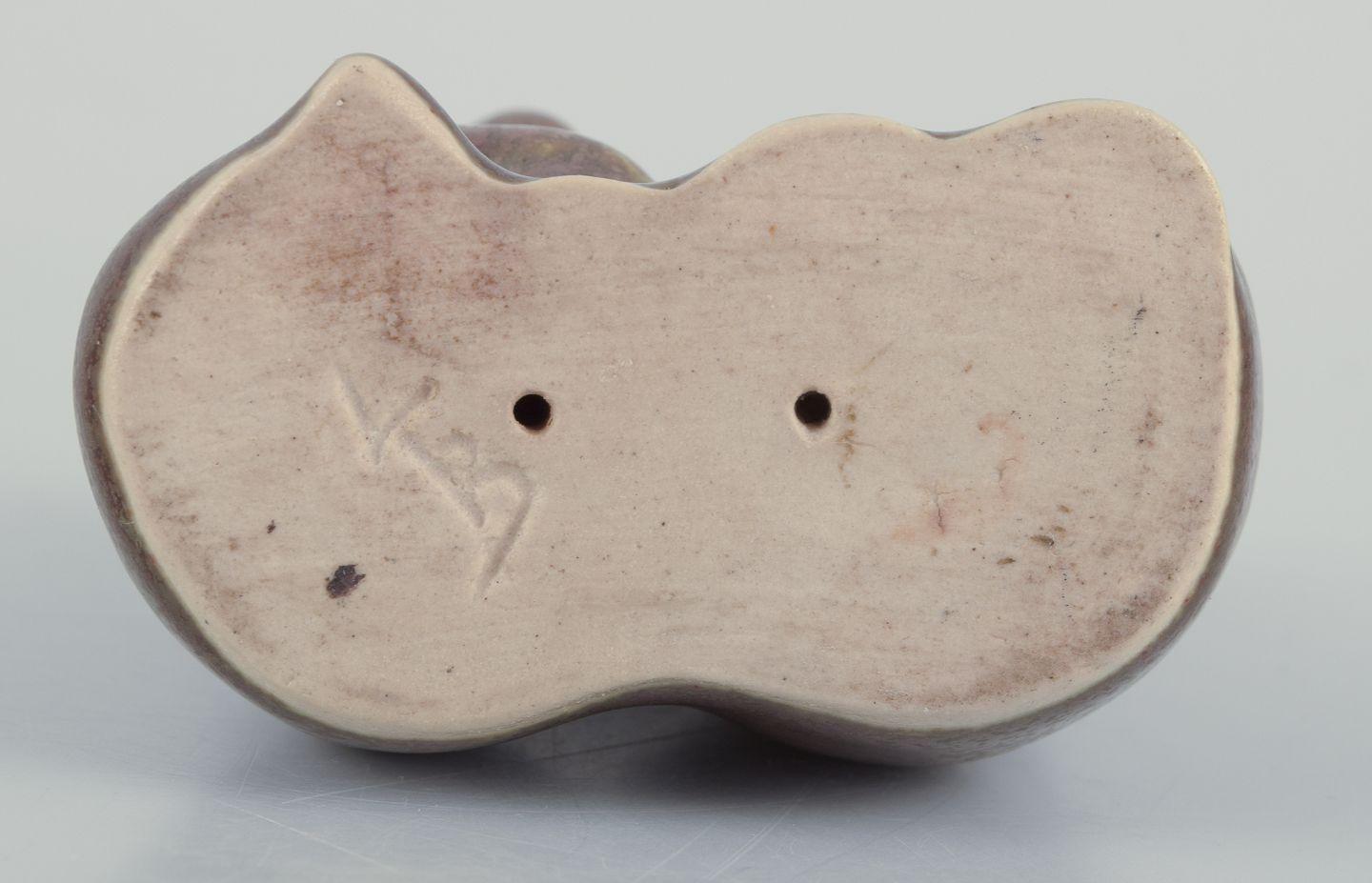 Ceramica Knud Basse, Bornholm. Piccola figura in ceramica di due cuccioli di orso. in vendita