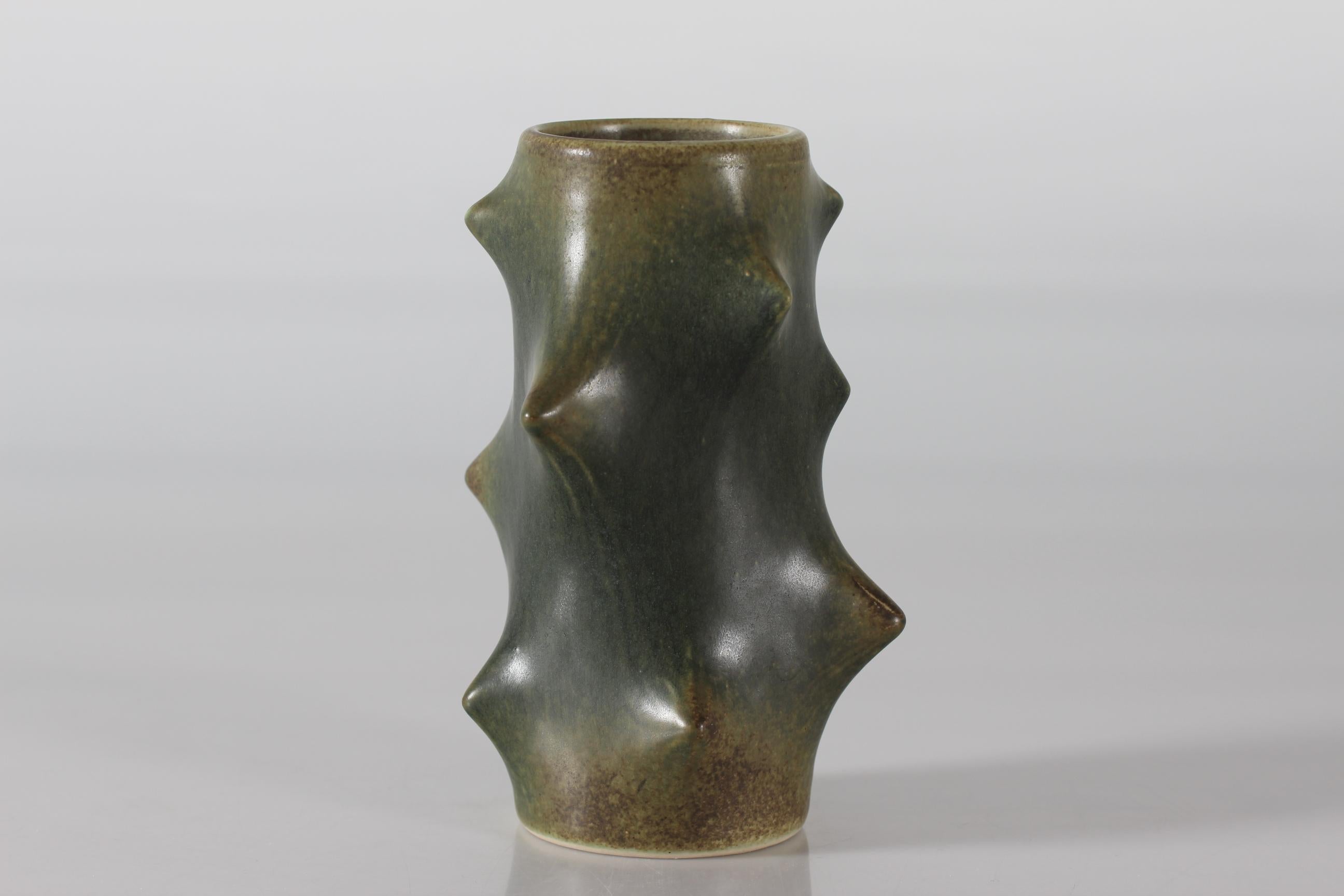 Danish ceramist Knud Basse for Michael Andersen on Bornholm in Danmark

Original ceramic Rose Thorn Vase with moss green matte glaze, made in the 1950´s

Sign. monogram KB for Knud Basse + shield for Michael Andersen

Measures:
Height 17