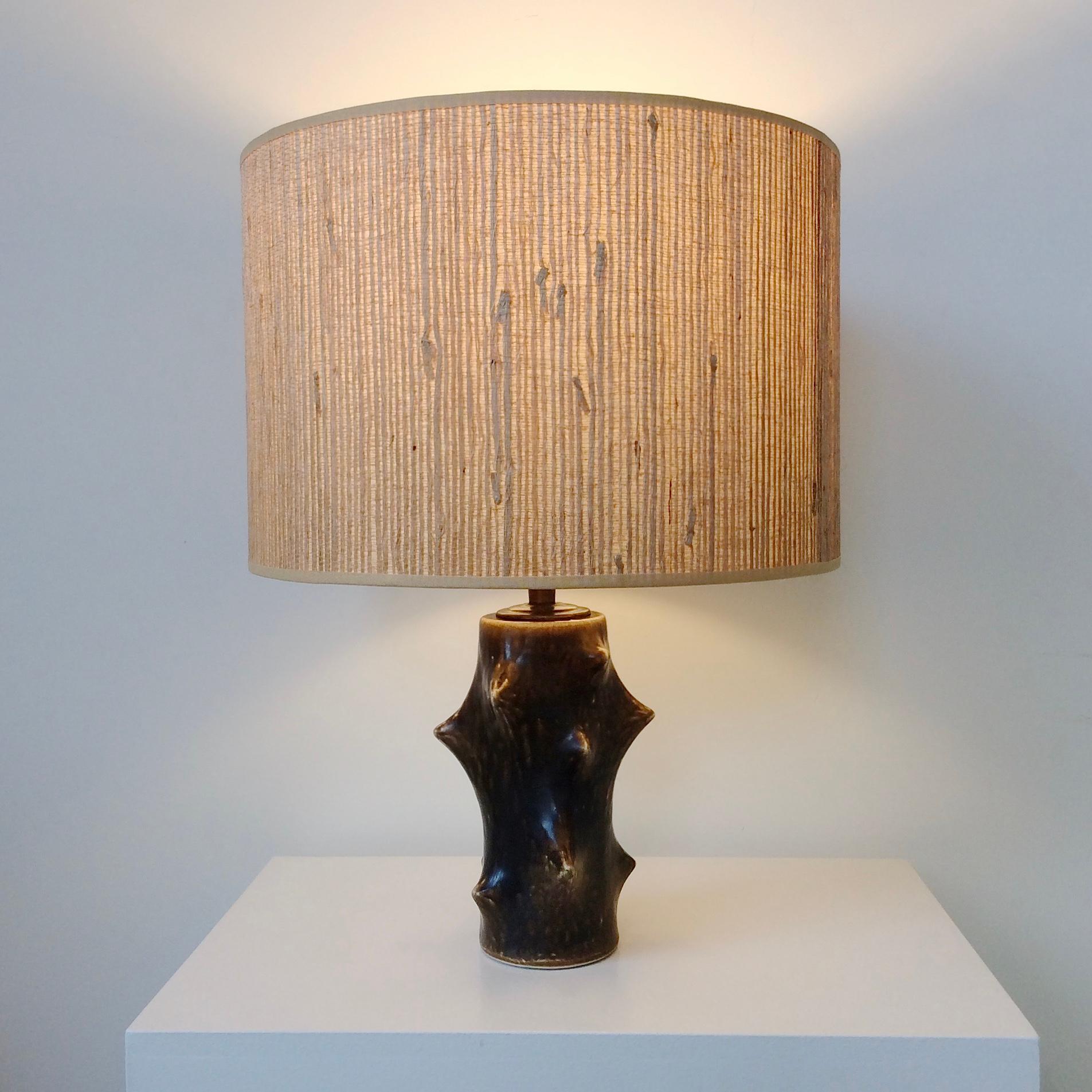 Knud Basse Thorn table lamp for Michael Andersen & Son, circa 1960, Denmark.
Brown glazed ceramic, new straw fabric shade.
Stamped underneath. Rewired. One E27 bulb.
Dimensions: total height : 41 cm, diameter of the shade: 30 cm.
All purchases are