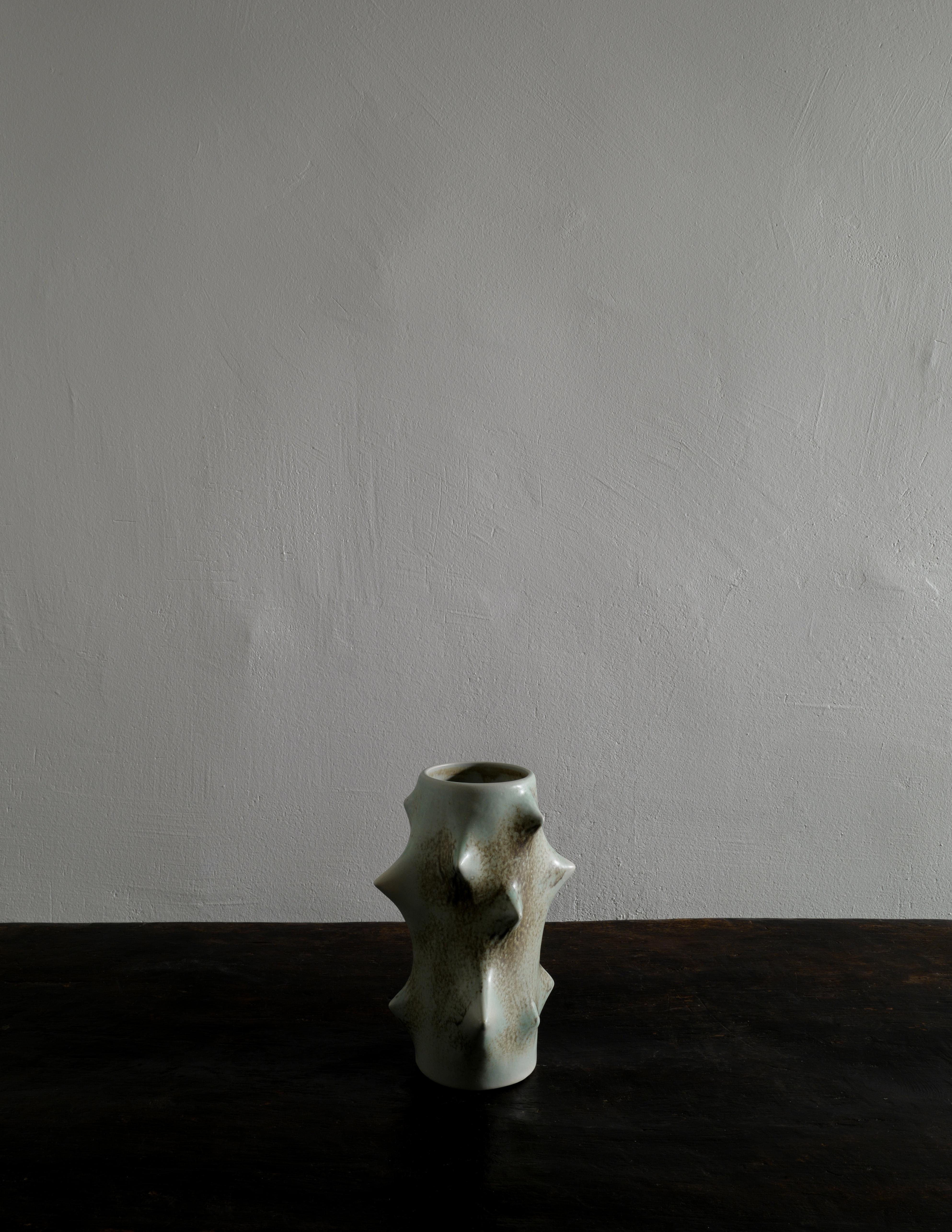 Seltene Dornenvase in Hellgrün, entworfen von Knud Basse und hergestellt von Michael Andersen, Dänemark. In gutem Vintage-Zustand mit kleinen Gebrauchsspuren und signiert / markiert an der Unterseite. Wir haben auch ein Paar dunklerer grüner Vasen