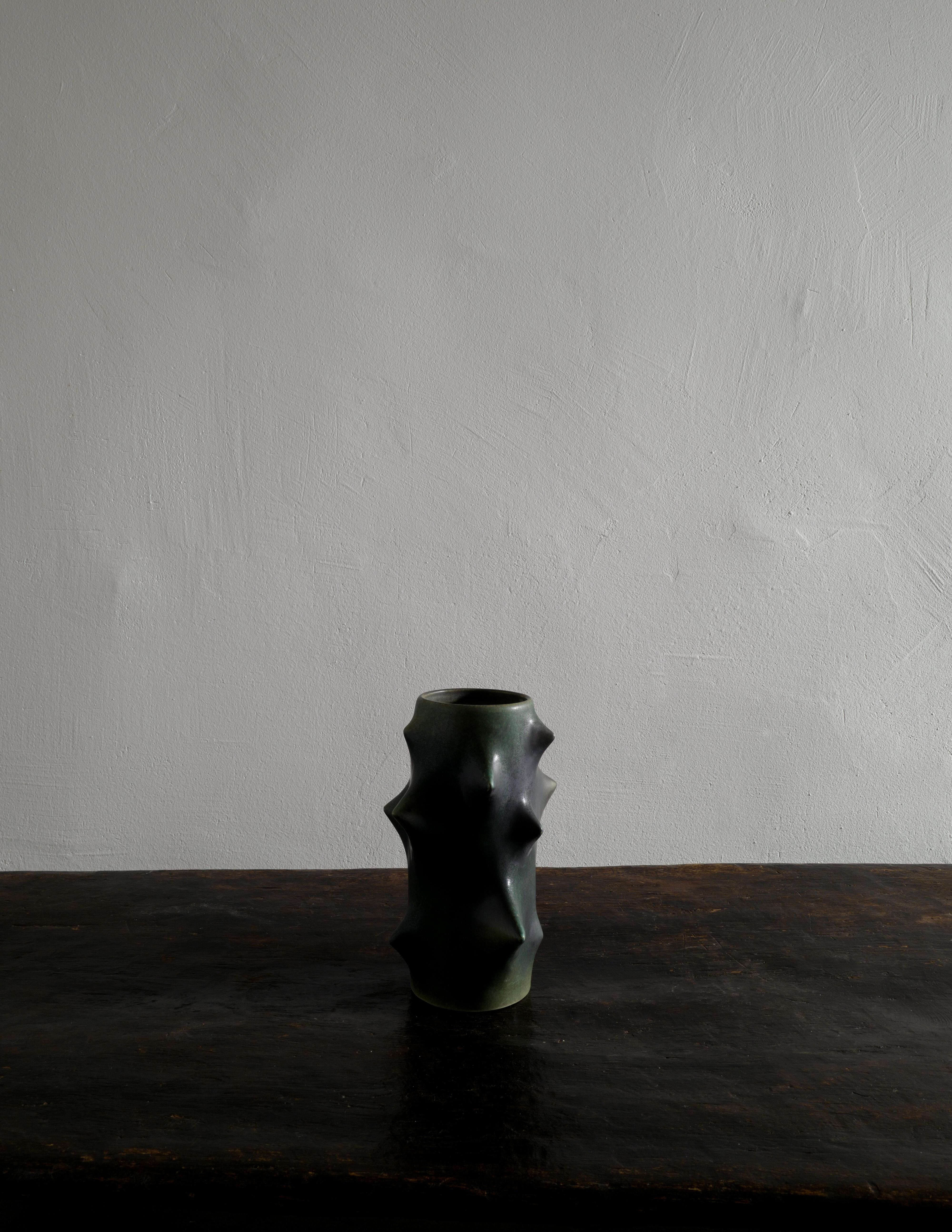 Rare vase épineux en vert foncé conçu par Knud Basse et produit par Michael Andersen, Danemark. En bon état vintage avec de petits signes d'utilisation et signé / marqué en bas. Nous avons d'autres vases dans ce style par Knud Basse si vous cherchez