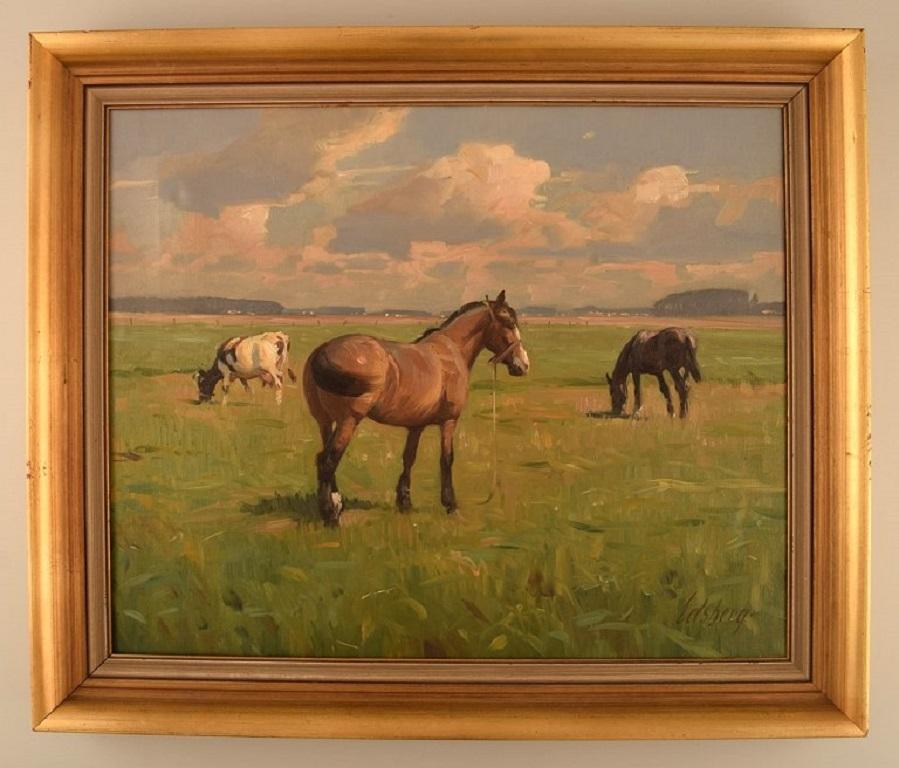 Knud Edsberg (1911-2003), Danish artist. Oil on canvas. Field landscape with horses and cows. Mid-20th century.
The canvas measures: 48 x 39 cm.
The frame measures: 5 cm.
Signed.
In excellent condition.