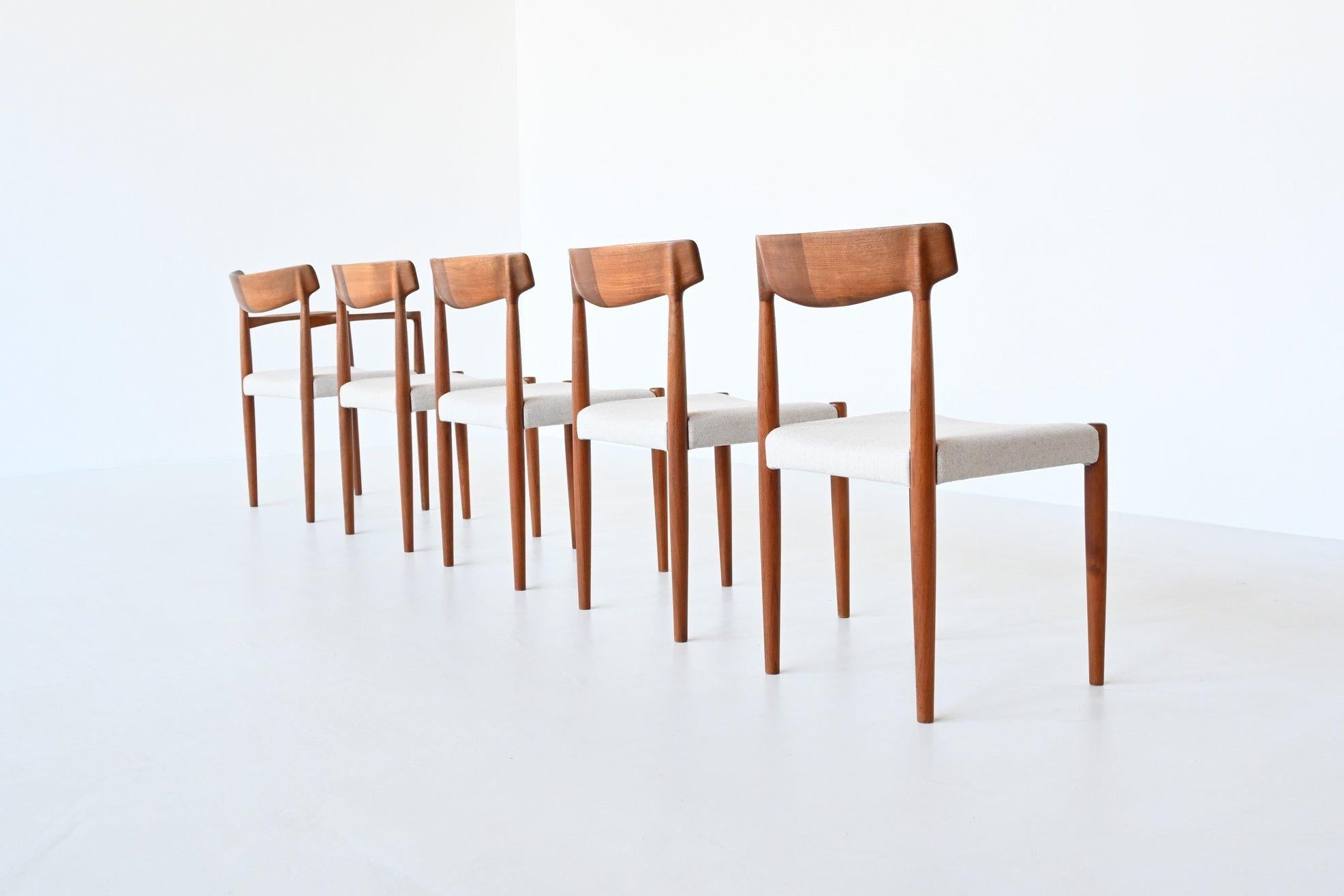 Beautiful shaped and well-crafted set of five dining chairs model 343 designed by Knud Faerch and manufactured by Slagelse Mobelfabrik, Denmark 1960. The set consists of four chairs without armrests and one chair with armrests. The frames are made