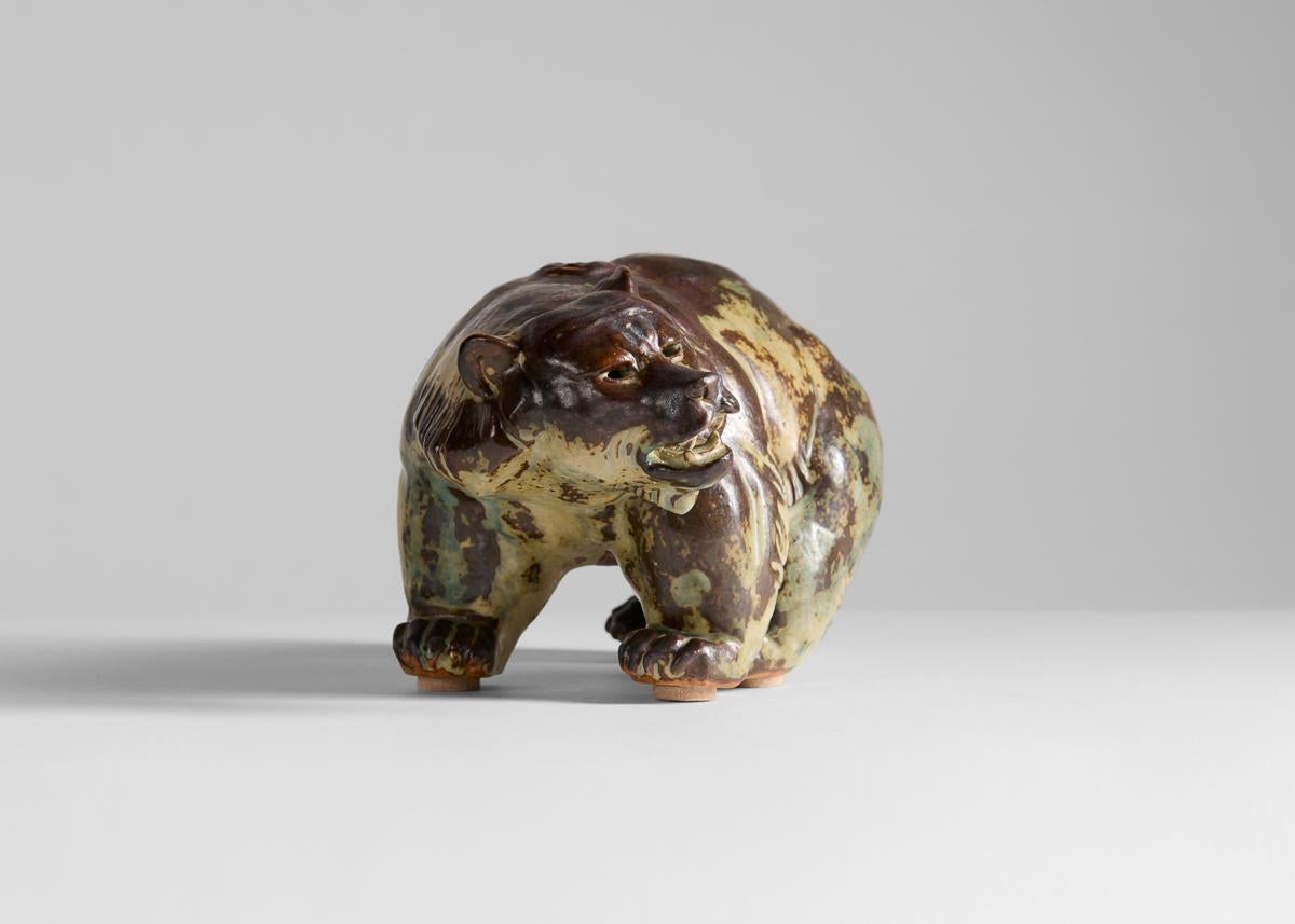 Questo orso naturalistico è stato disegnato da Knud Kyhn, che ha lavorato per Royal Copenhagen per gran parte della sua carriera. 

Numerato 20179, inciso KK.
