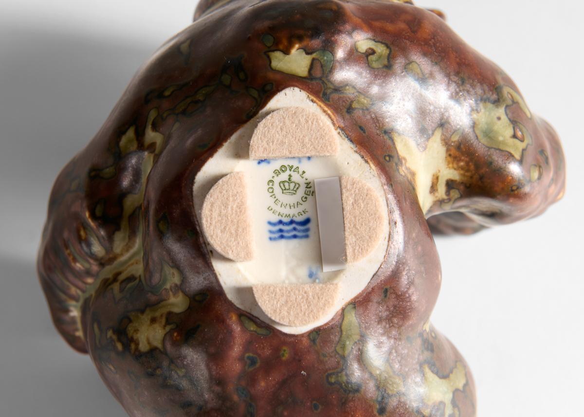 Smaltato Knud Khyn per Royal Copenhagen, Figurina di orso, Danimarca, circa 1950 in vendita