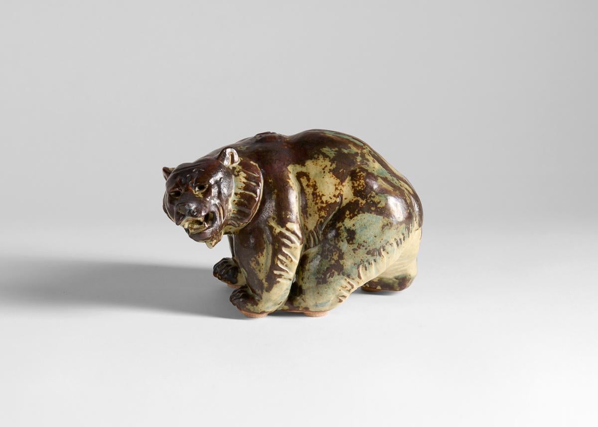 Knud Khyn per Royal Copenhagen, Figurina di orso, Danimarca, circa 1950 In condizioni buone in vendita a New York, NY