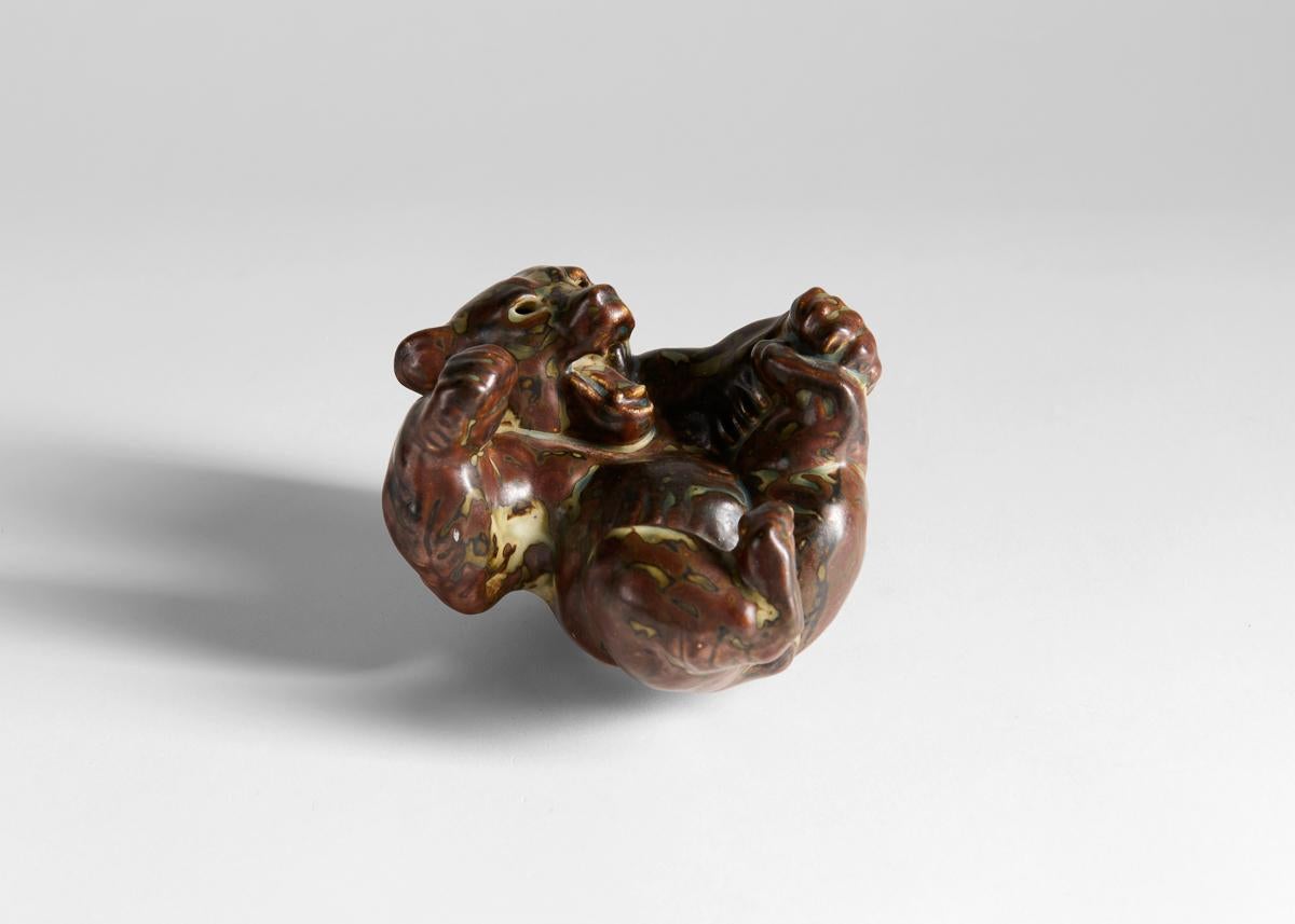 Knud Khyn per Royal Copenhagen, Figurina di orso, Danimarca, circa 1950 In condizioni buone in vendita a New York, NY