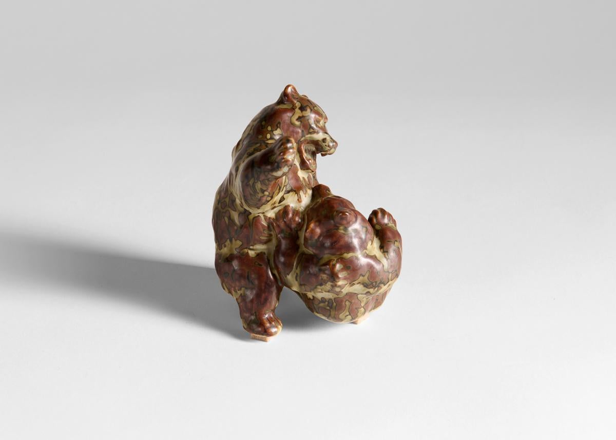 Danese Knud Khyn per Royal Copenhagen, Figurina di orsi che combattono, Danimarca, circa 1950 in vendita