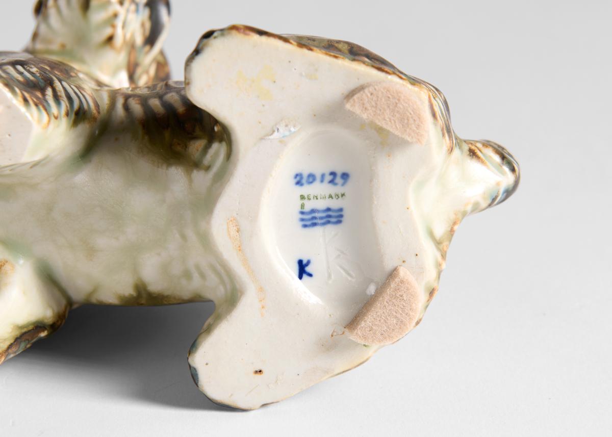 Metà XX secolo Knud Khyn per Royal Copenhagen, Terrier in ceramica, Danimarca, circa 1950 in vendita