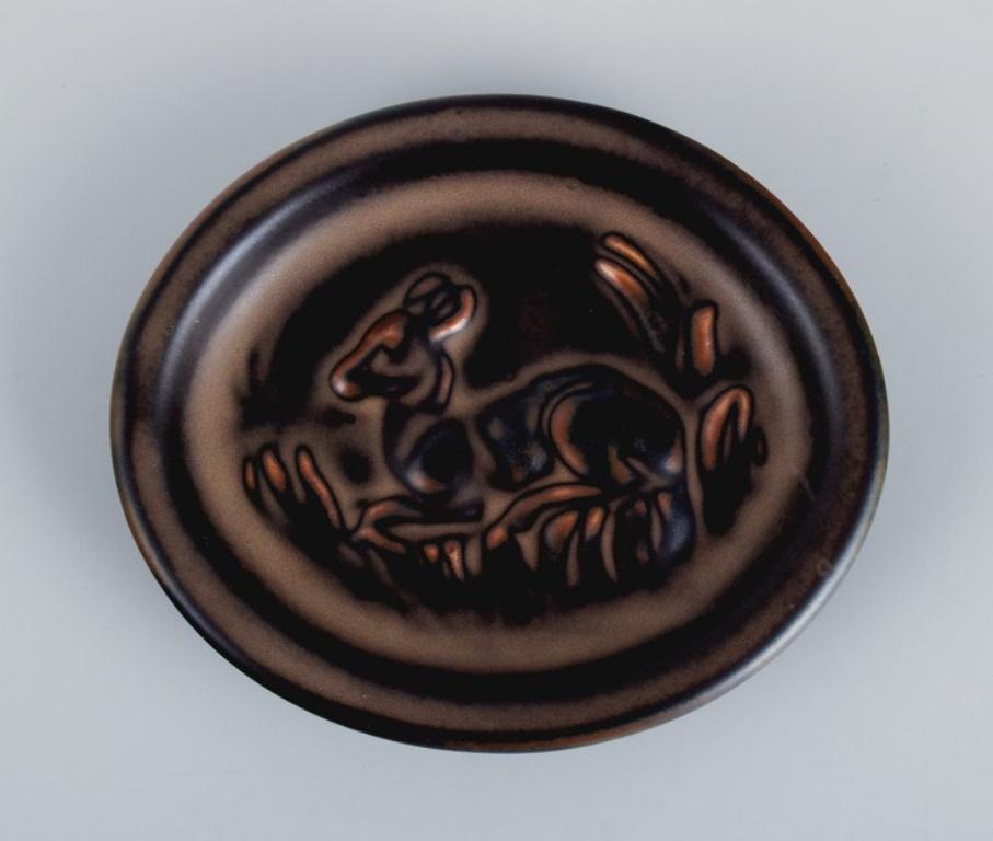 Knud Kyhn (1880-1969) per Royal Copehagen.
Piccolo piatto in ceramica con il motivo di un cervo sdraiato.
Numero di modello 21664.
In perfette condizioni.
Contrassegnato.
Prima qualità di fabbrica.
Dimensioni: L 10,5 x L 9,0 X H 1,5 cm.