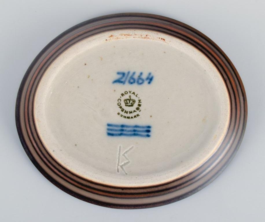 Danese Knud Kyhn (1880-1969) per Royal Copehagen. Piccolo piatto in ceramica con cervo. in vendita