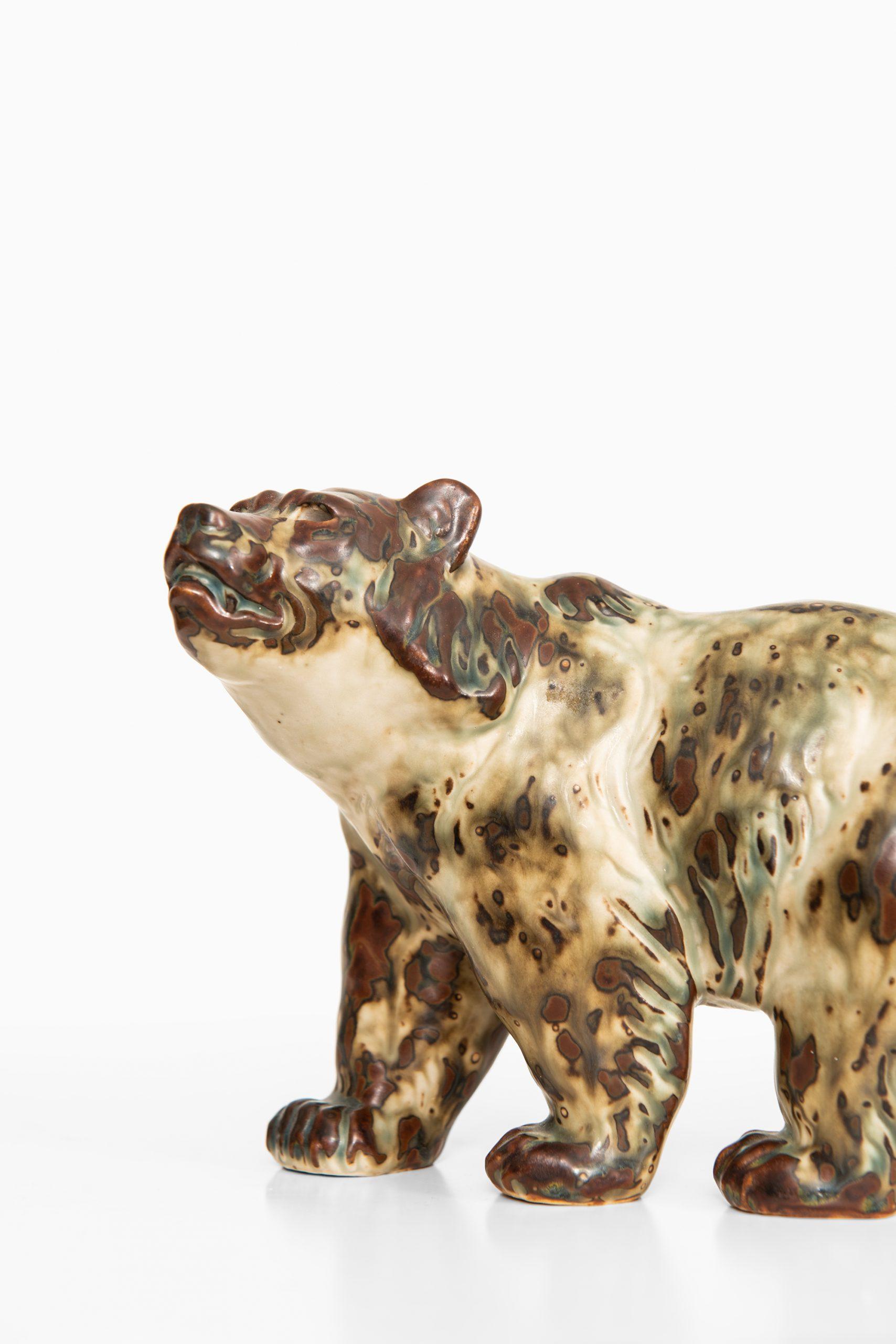 Ours en céramique n° 20155 conçu par Knud Kyhn. Produit par Royal Copenhagen au Danemark.