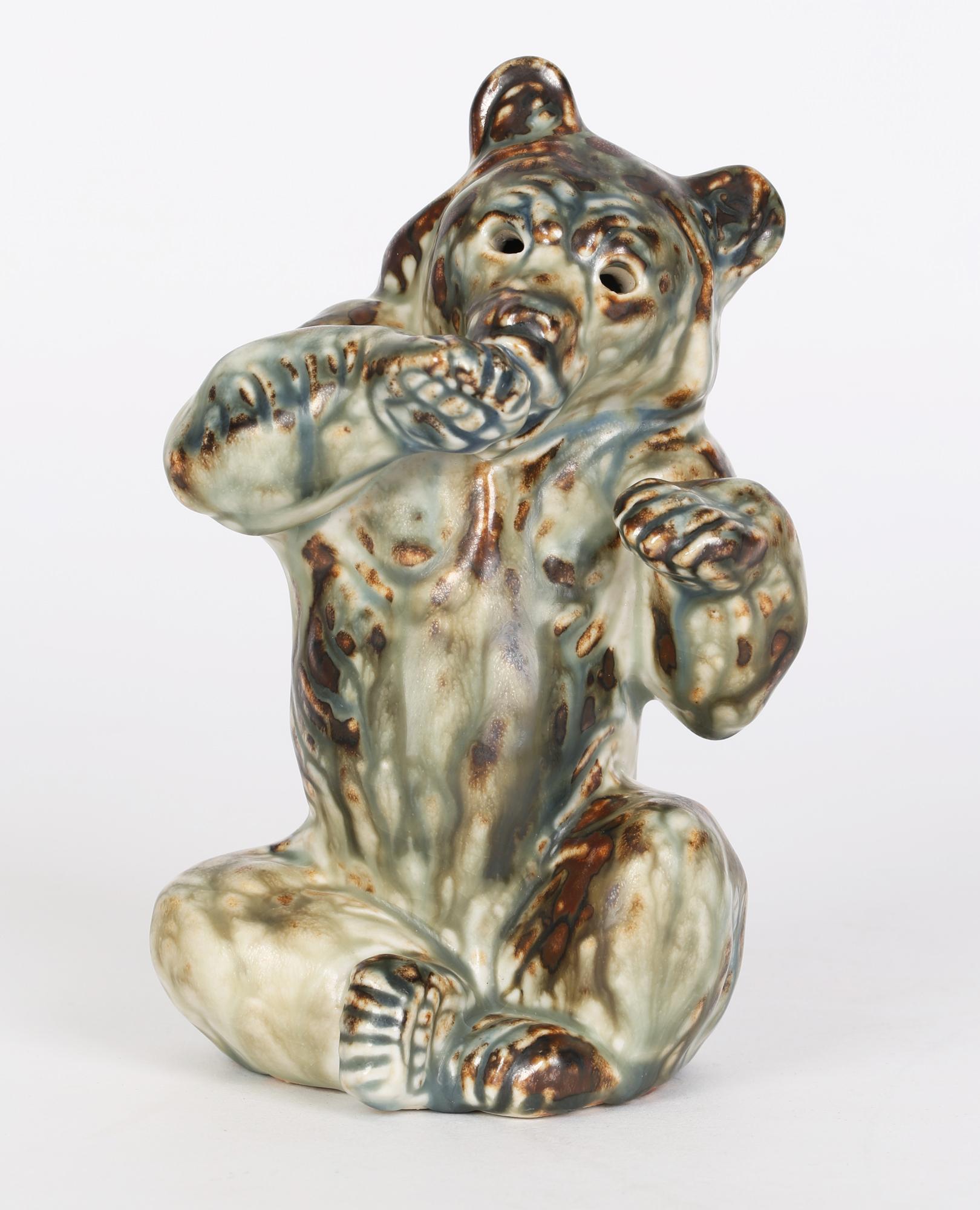 Vernissé Figure sculpturale d'ours en porcelaine royale danoise Knud Kyhn de Copenhague en vente
