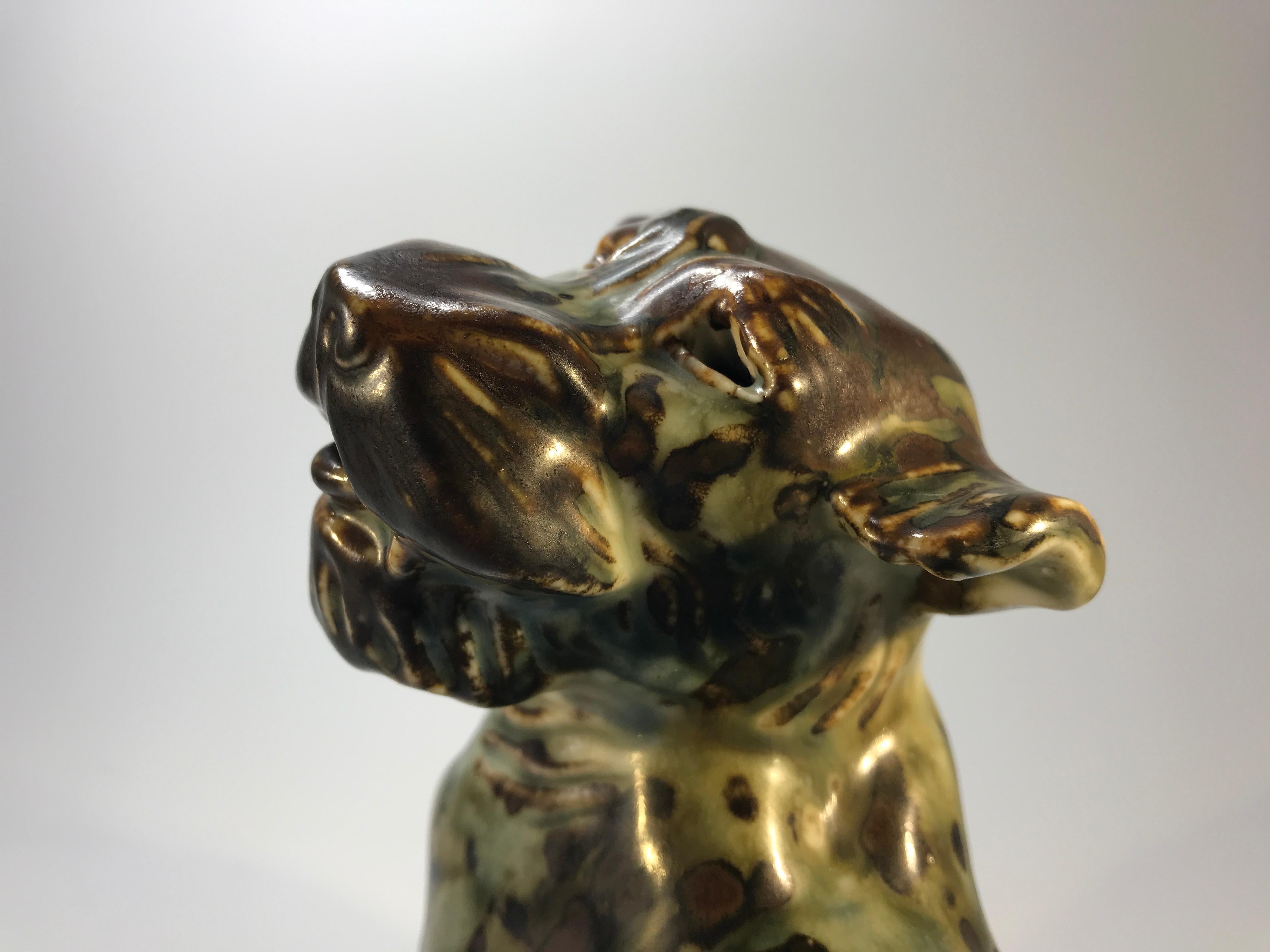 Terrier in gres smaltato Sung An di Knud Kyhn per Royal Copenhagen, disegnato negli anni '20. Questo cagnolino ha un grande carattere, tipico di un terrier.
Un super esempio della creatività di Kyhn
Firmato e numerato #20129
Condizioni e smalto