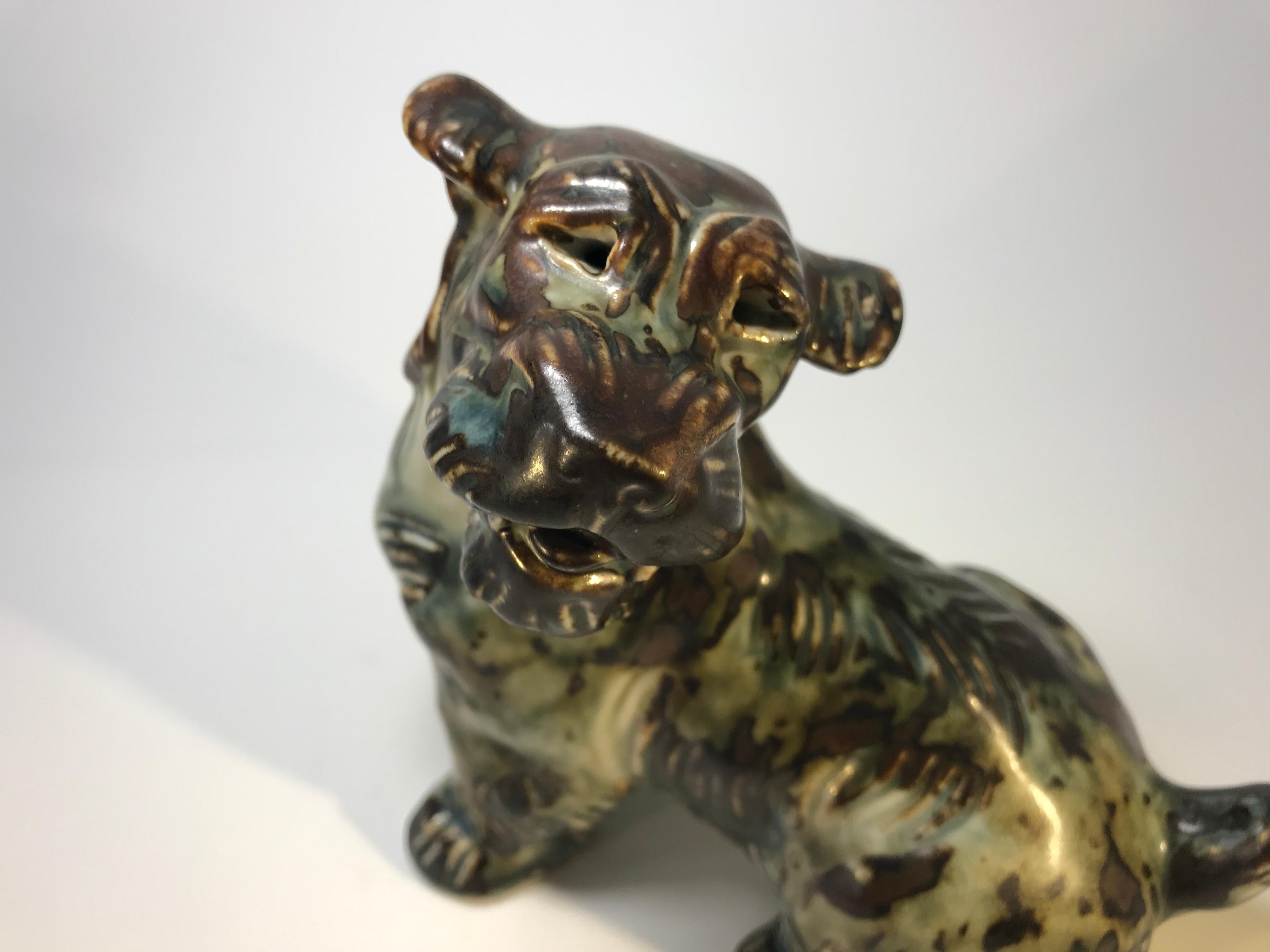 XX secolo Knud Kyhn per Royal Copenhagen, Danimarca Cane Terrier in gres Sung Glaze # 20129 in vendita