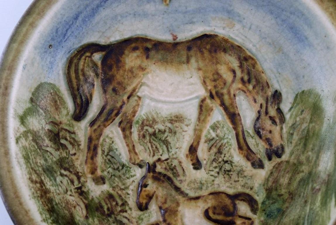 Knud Kyhn for Royal Copenhagen. Bowl / dish in hand-painted and glazed ceramics. Mare and foal. Mid 20th century.
Measures: 24 x 4.8 cm.
In excellent condition.
Stamped.
2nd factory quality.