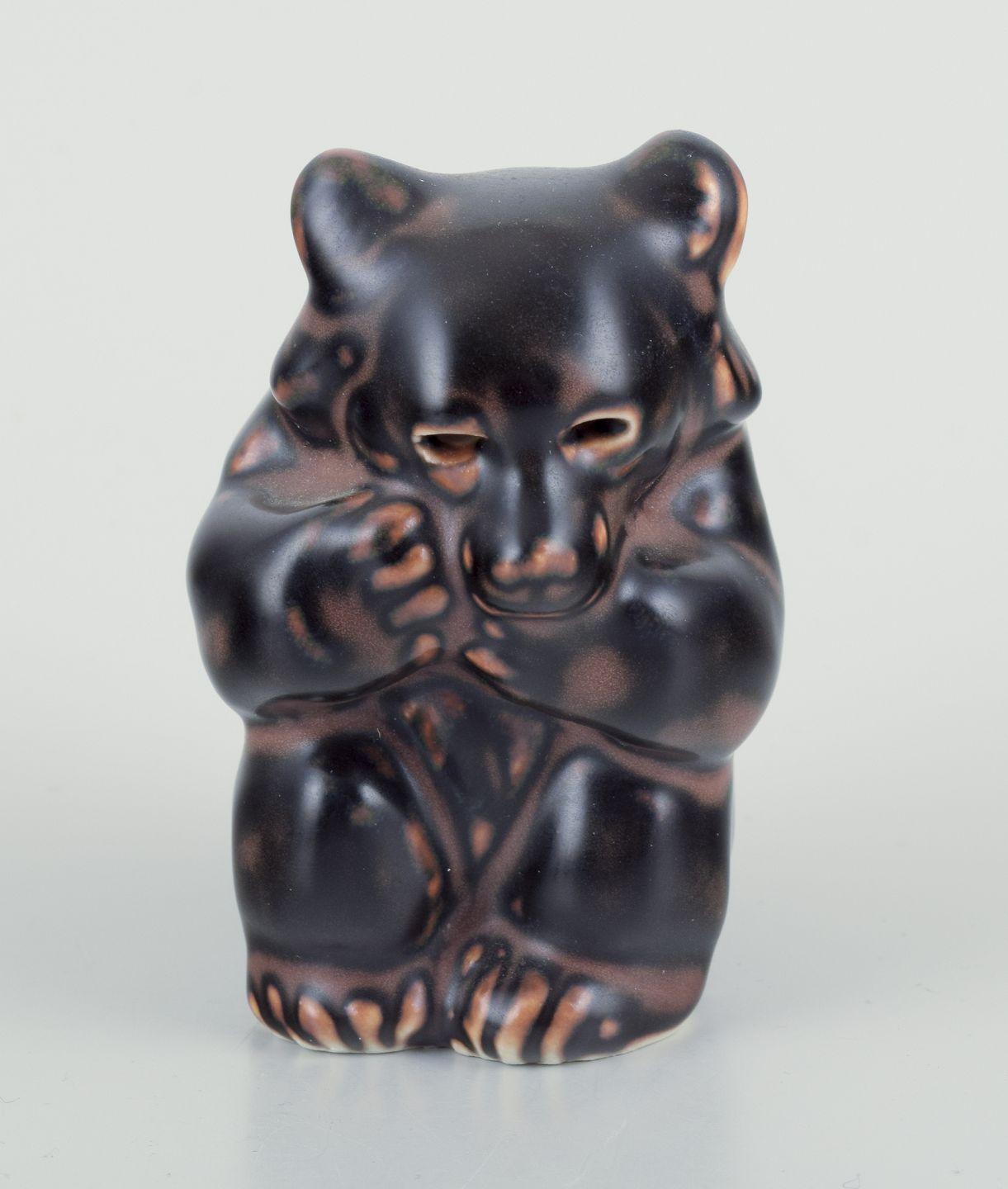 I prodotti usati sono esenti da dazi all'importazione per i clienti statunitensi. 
Pertanto, al tuo acquisto non saranno applicate tariffe di importazione.

Knud Kyhn per Royal Copenhagen. Quattro figure in gres di cuccioli di orso bruno.
Smalto nei