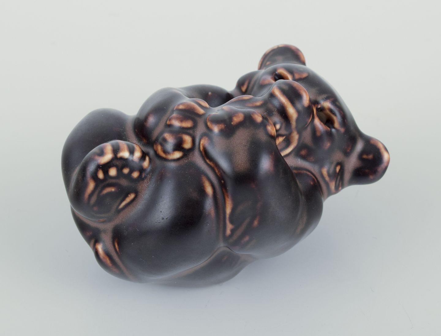 Smaltato Knud Kyhn per Royal Copenhagen. Quattro figure in gres di cuccioli di orso bruno. in vendita