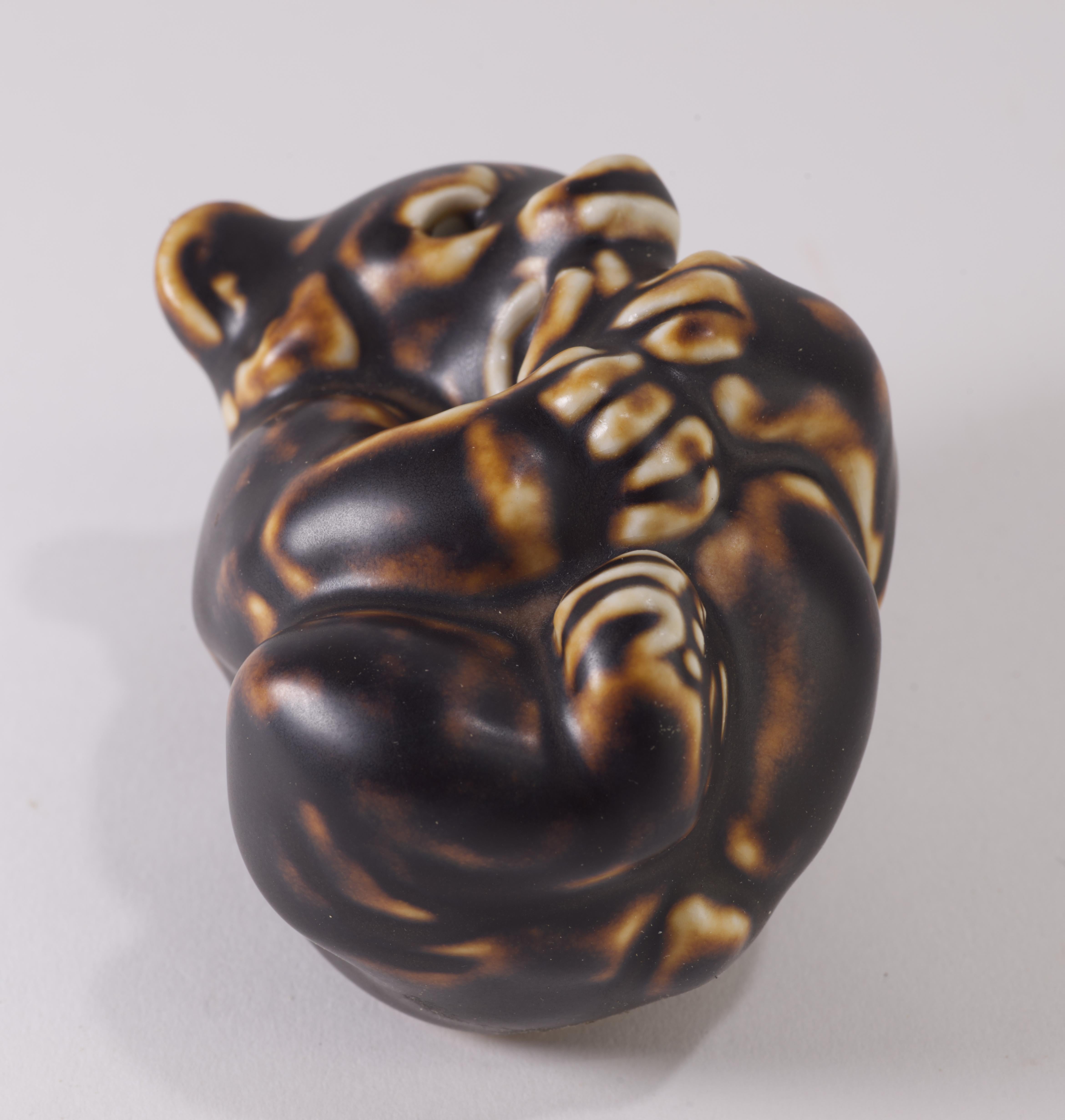 Knud Kyhn para Royal Copenhagen Figurita de porcelana Baby Bear, escandinavo moderno Escandinavo moderno en venta
