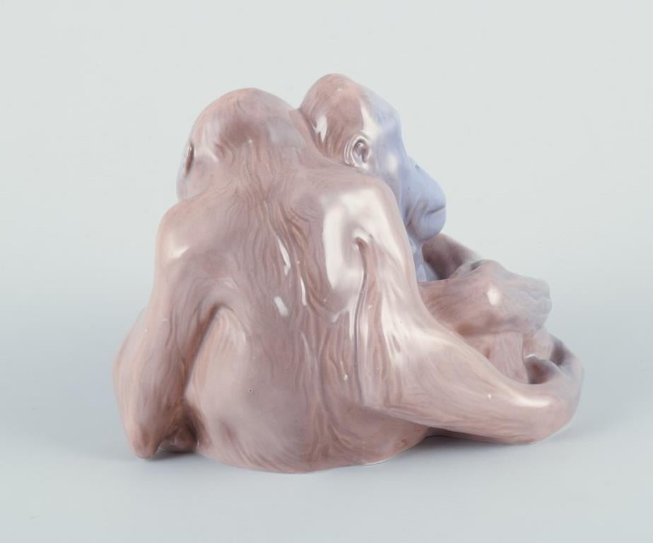 XX secolo Knud Kyhn per Royal Copenhagen. Rara statuetta in porcellana di due oranghi. in vendita