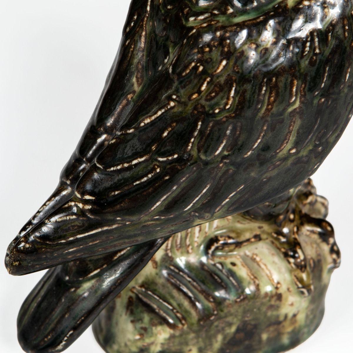 Grès porcellanato Knud Kyhn per Royal Copenhagen Falco pellegrino in gres con smalto Sung An in vendita