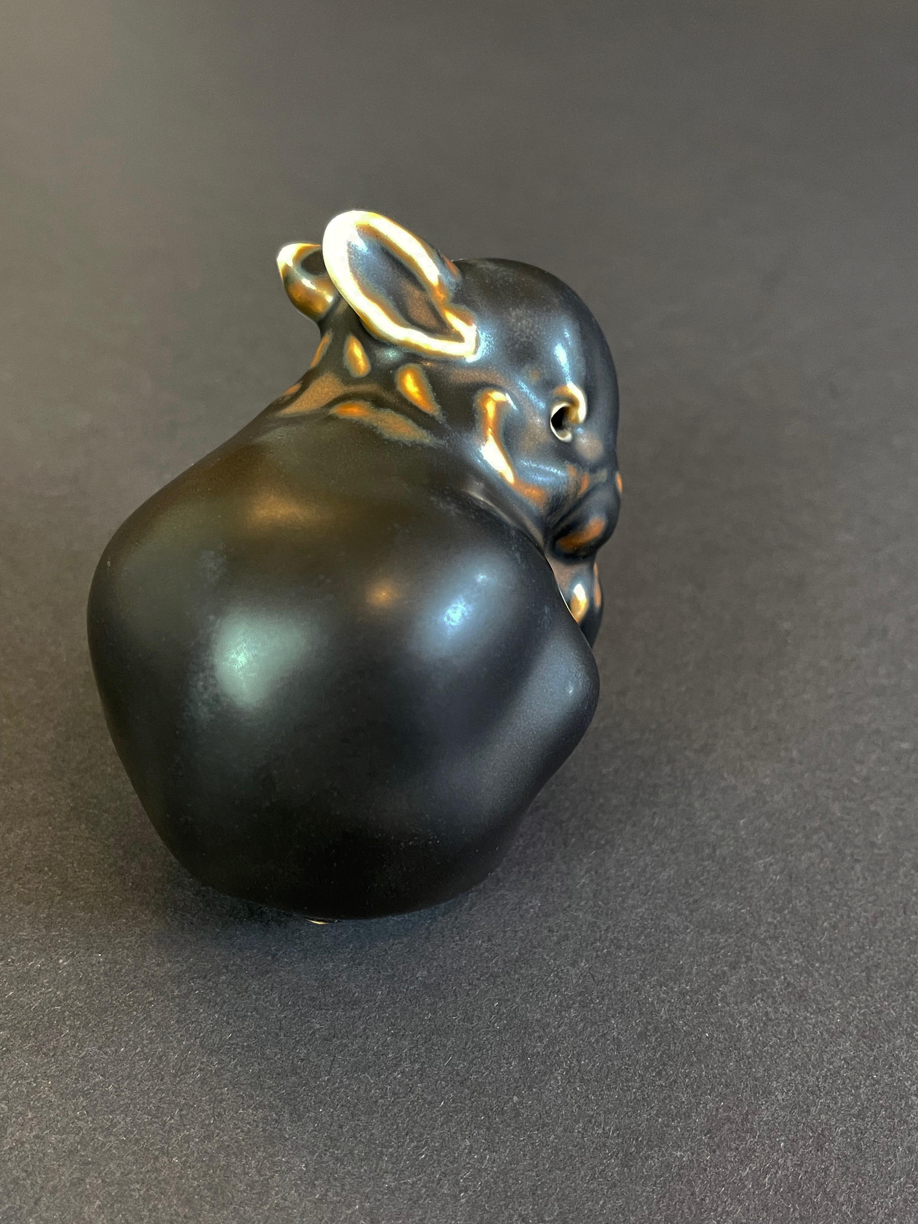 Scandinavo moderno Ceramica d'arte di Knud Kyhn Royal Copenhagen, pulizia in porcellana, coniglio seduto, anni '70 in vendita