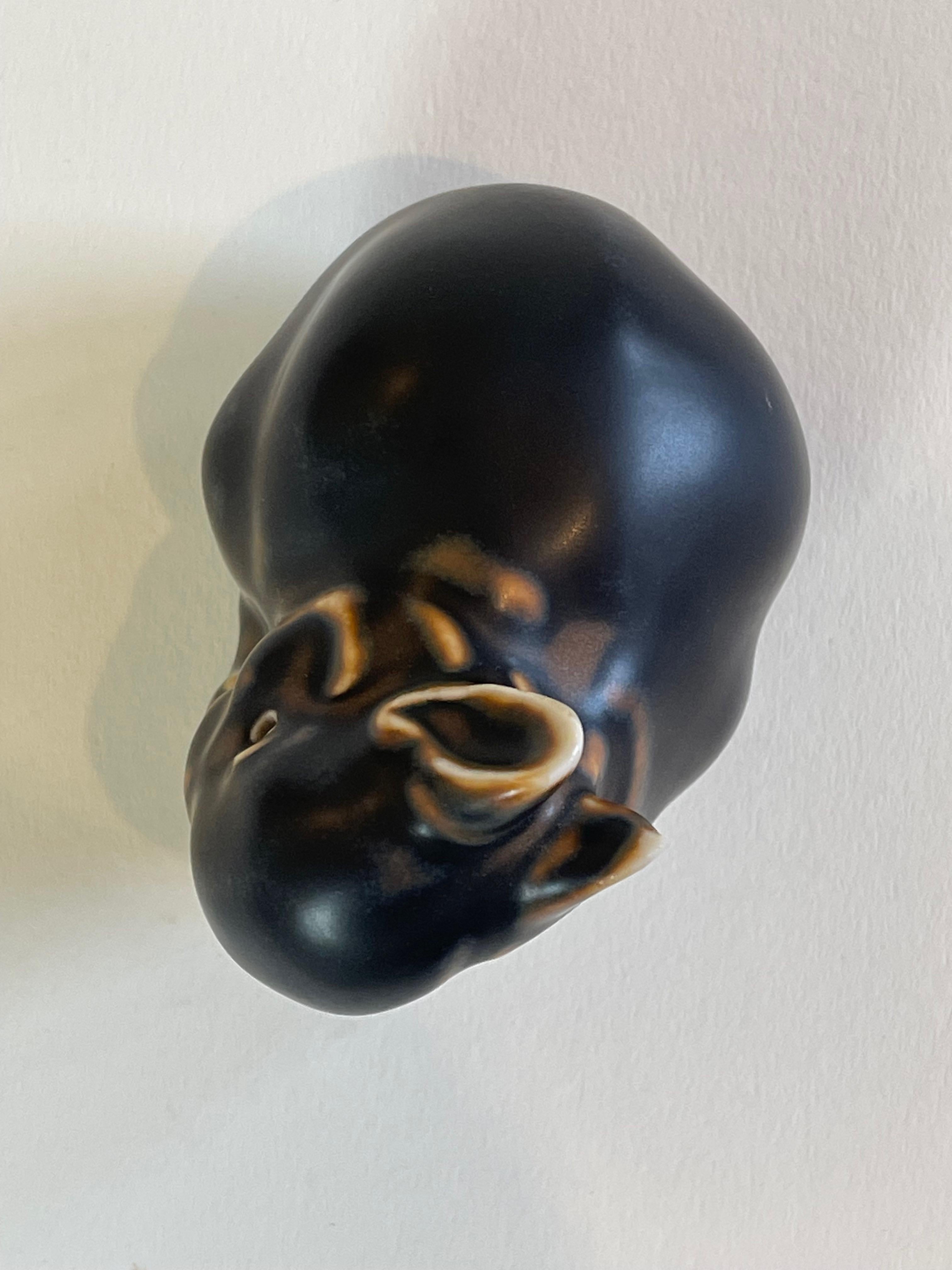 Fatto a mano Ceramica d'arte di Knud Kyhn Royal Copenhagen, pulizia in porcellana, coniglio seduto, anni '70 in vendita