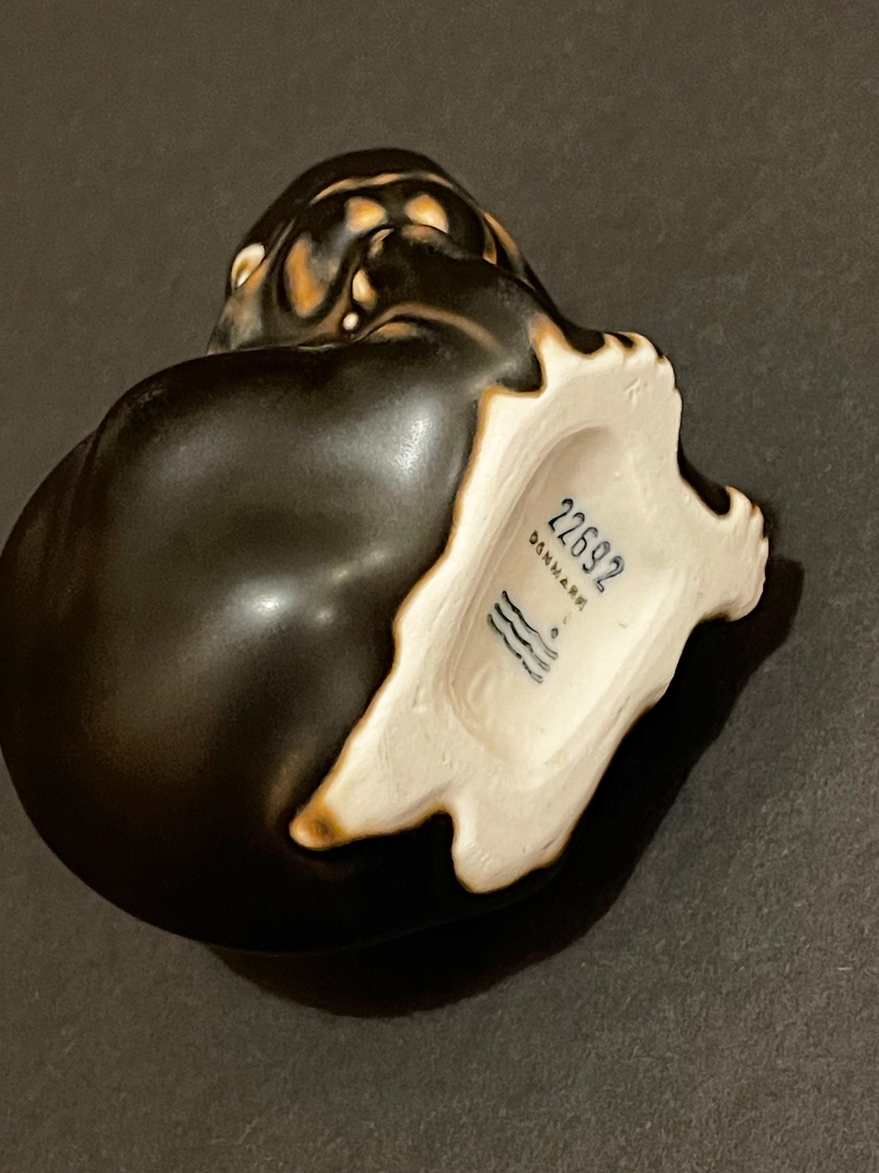 Ceramica d'arte di Knud Kyhn Royal Copenhagen, pulizia in porcellana, coniglio seduto, anni '70 In condizioni buone in vendita a Andernach, DE
