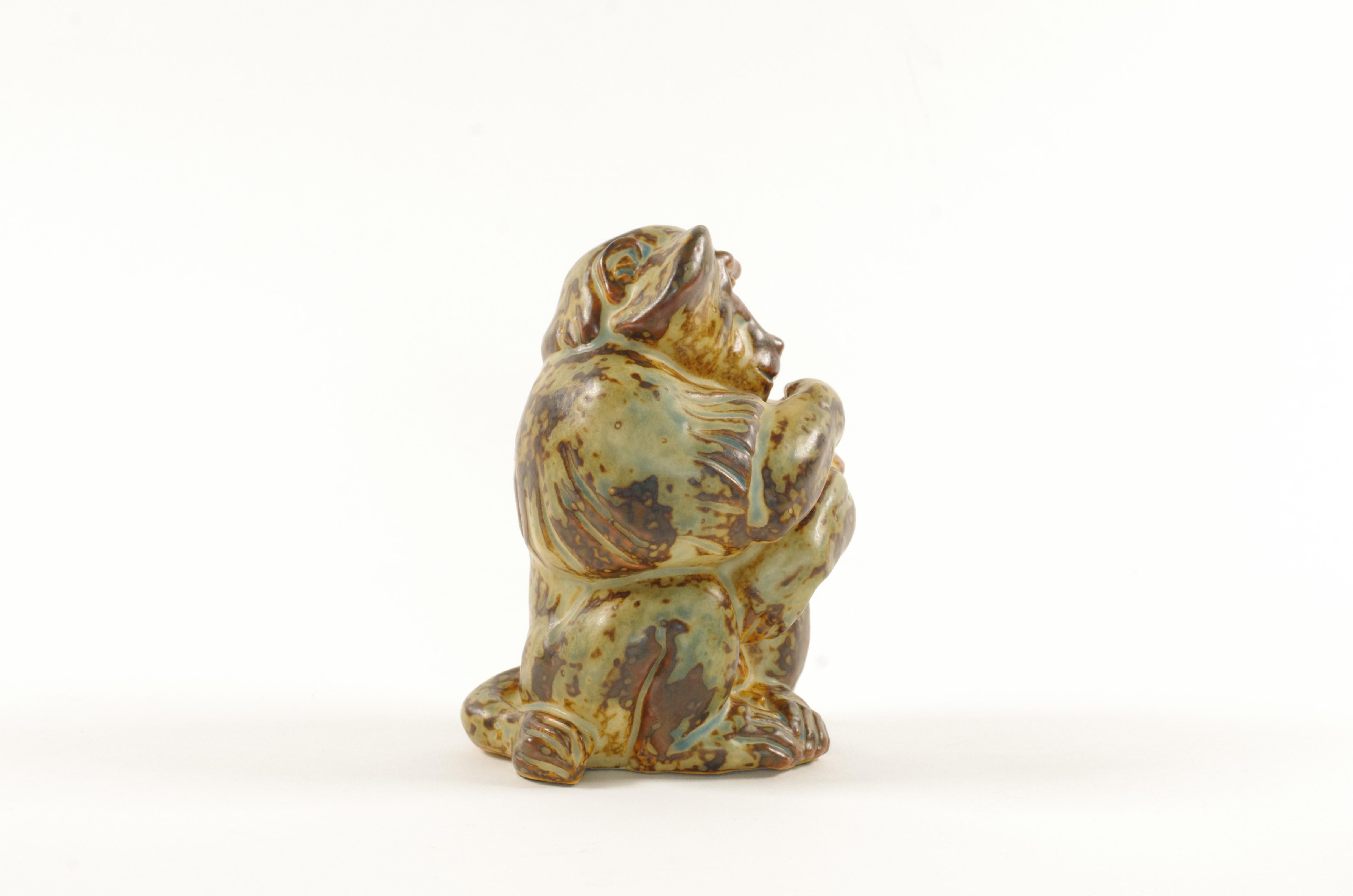 Metà XX secolo Figura di babbuino di Knud Kyhn Royal Copenhagen (20216), Danimarca, anni '60 in vendita