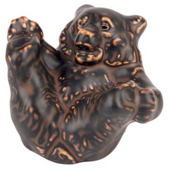 Knud Kyhn Royal Copenhagen Porcelain Oso tumbado esmaltado marrón