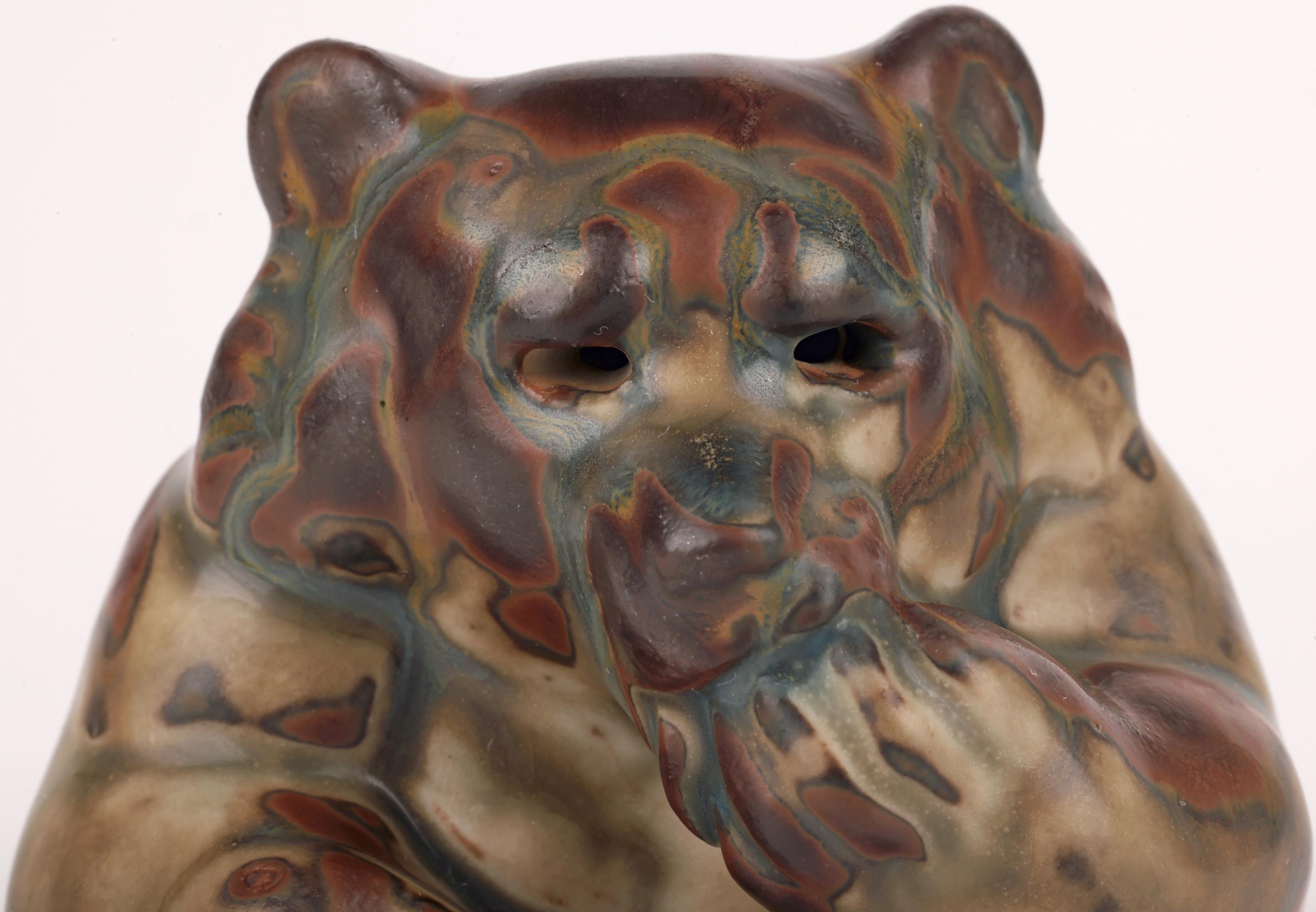 Eine reizvolle und stilvolle sitzende Bärenfigur aus Porzellan der dänischen Royal Copenhagen aus der Mitte des Jahrhunderts von dem bekannten Künstler Knud Kyhn (dänisch, 1880-1969) aus der Zeit um 1950. Der sitzende Bär ist zusammengekauert