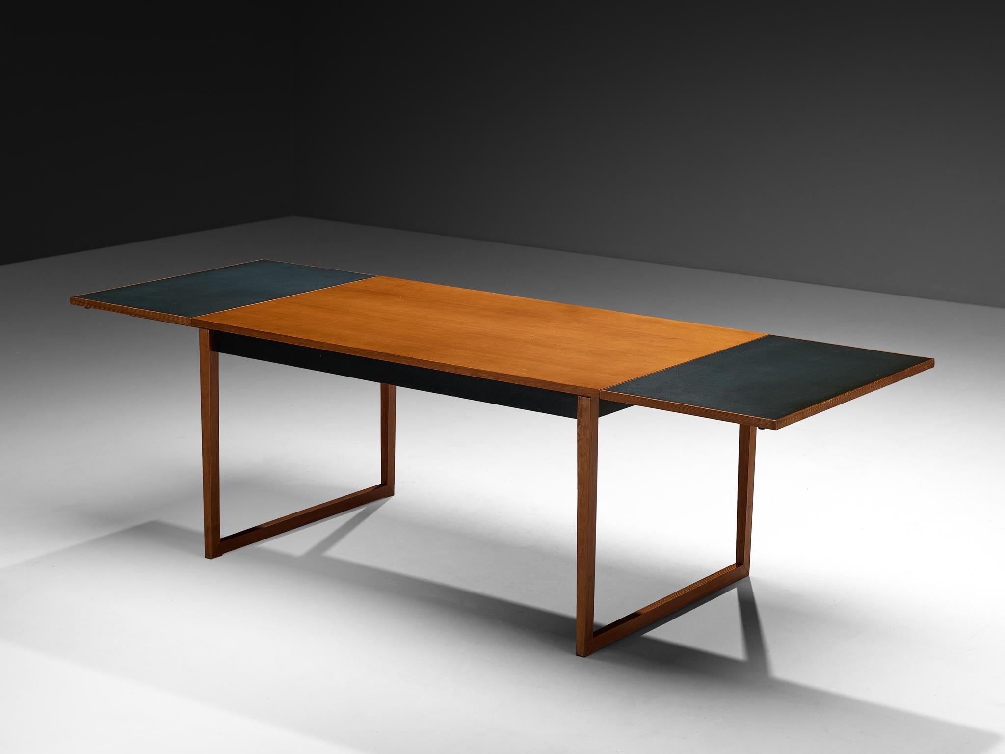 Knud Vodder pour Niels Vodder, table de salle à manger, pin d'Oregon, formica, Danemark, design 1958

À l'origine, Knud Vodder a conçu cette table spécialement pour sa propre maison. Son père, le célèbre ébéniste danois Niels Vodder,  a élaboré la