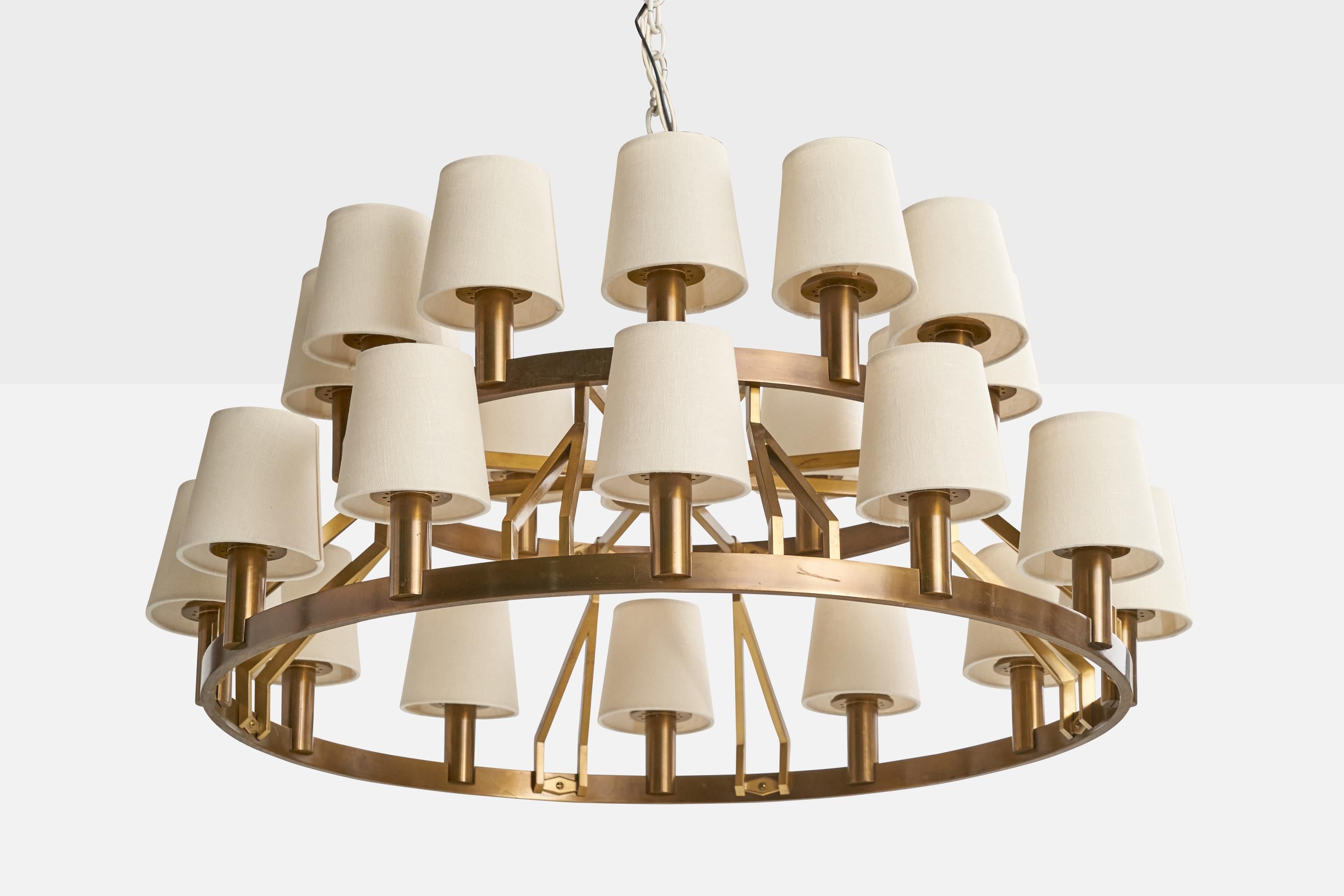 Un grande lampadario in ottone e tessuto bianco progettato e prodotto da Knut Hallgren, Svezia, anni '60 circa.

Originariamente configurato per il montaggio a incasso, manca la calotta a soffitto; la calotta a soffitto in ottone può essere fissata