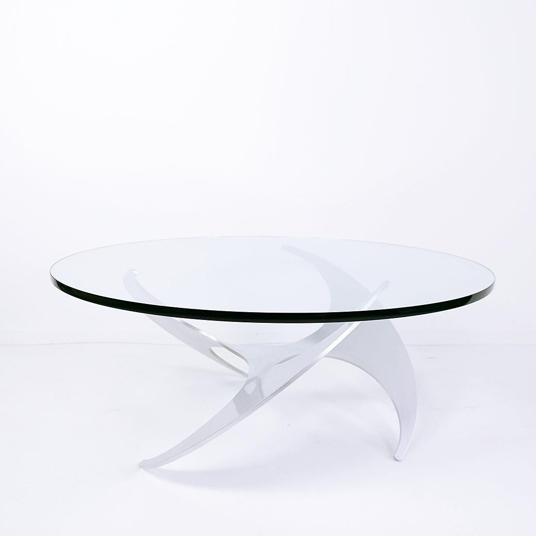 Table basse allemande des années 1960 par Knut Hesterberg pour Ronald Schmitt avec une base sculpturale en forme d'hélice en aluminium brossé et un plateau en verre rond original.
Table basse Ø 110cm - 1960s
Mesures :  Ø 110cm H:47.50cm 
Matériaux :