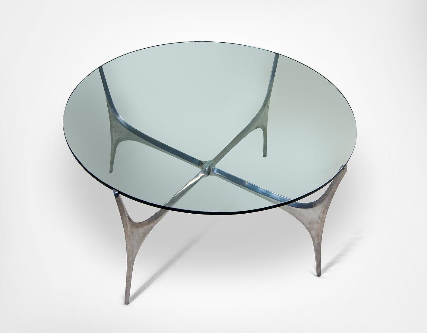 Glass and steel sculptural coffee table designed by Knut Hesterberg for Ronald Schmitt, Germany, circa 1960s.
Measure: 10mm thick toughened glass, inset on a sculpted brushed aluminium base. Striking aero dynamic shaped coffee table.
The table